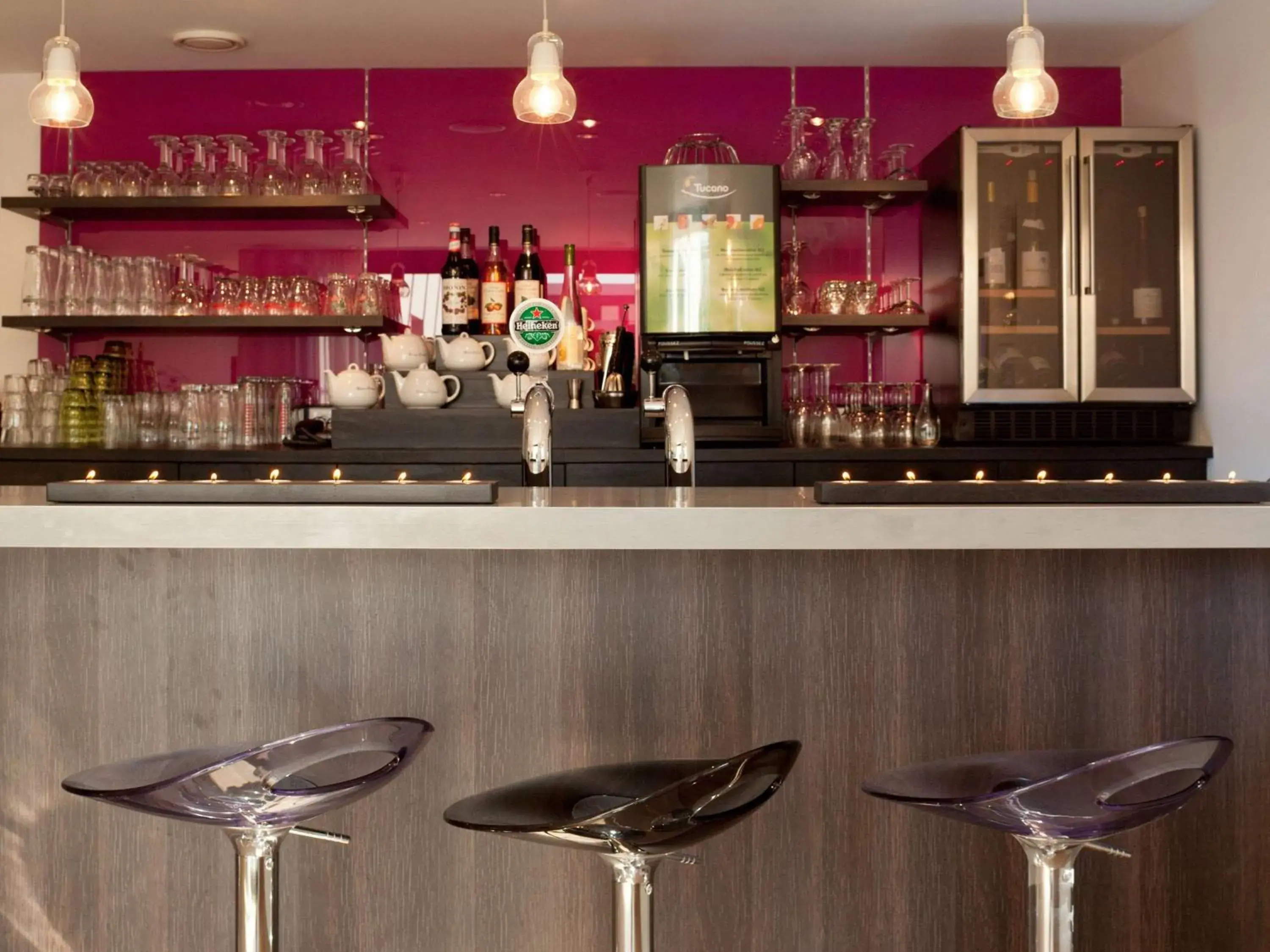 Lounge or bar, Kitchen/Kitchenette in ibis Styles Rennes St. Gregoire