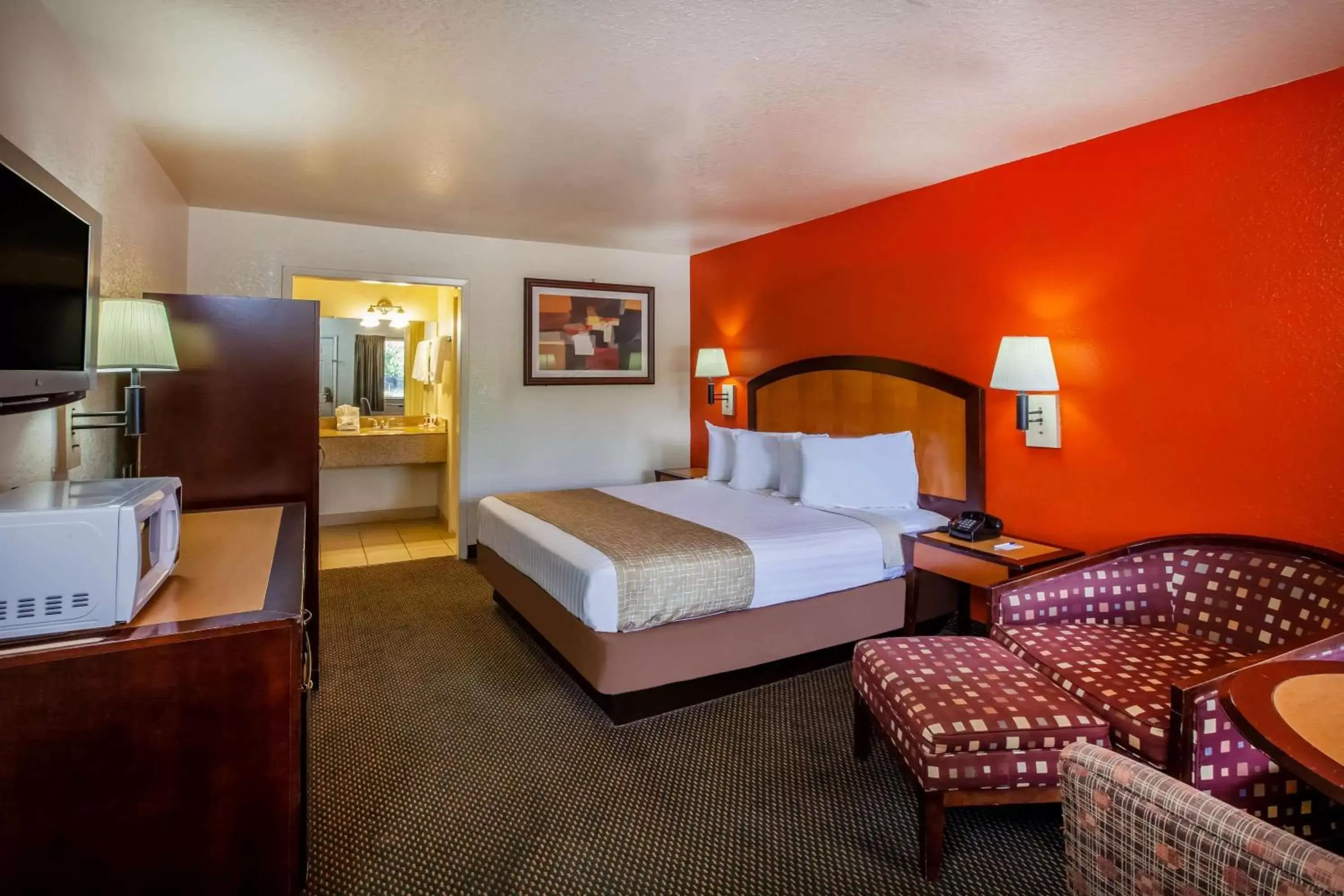 Photo of the whole room, Bed in Travelodge by Wyndham Houston Hobby Airport