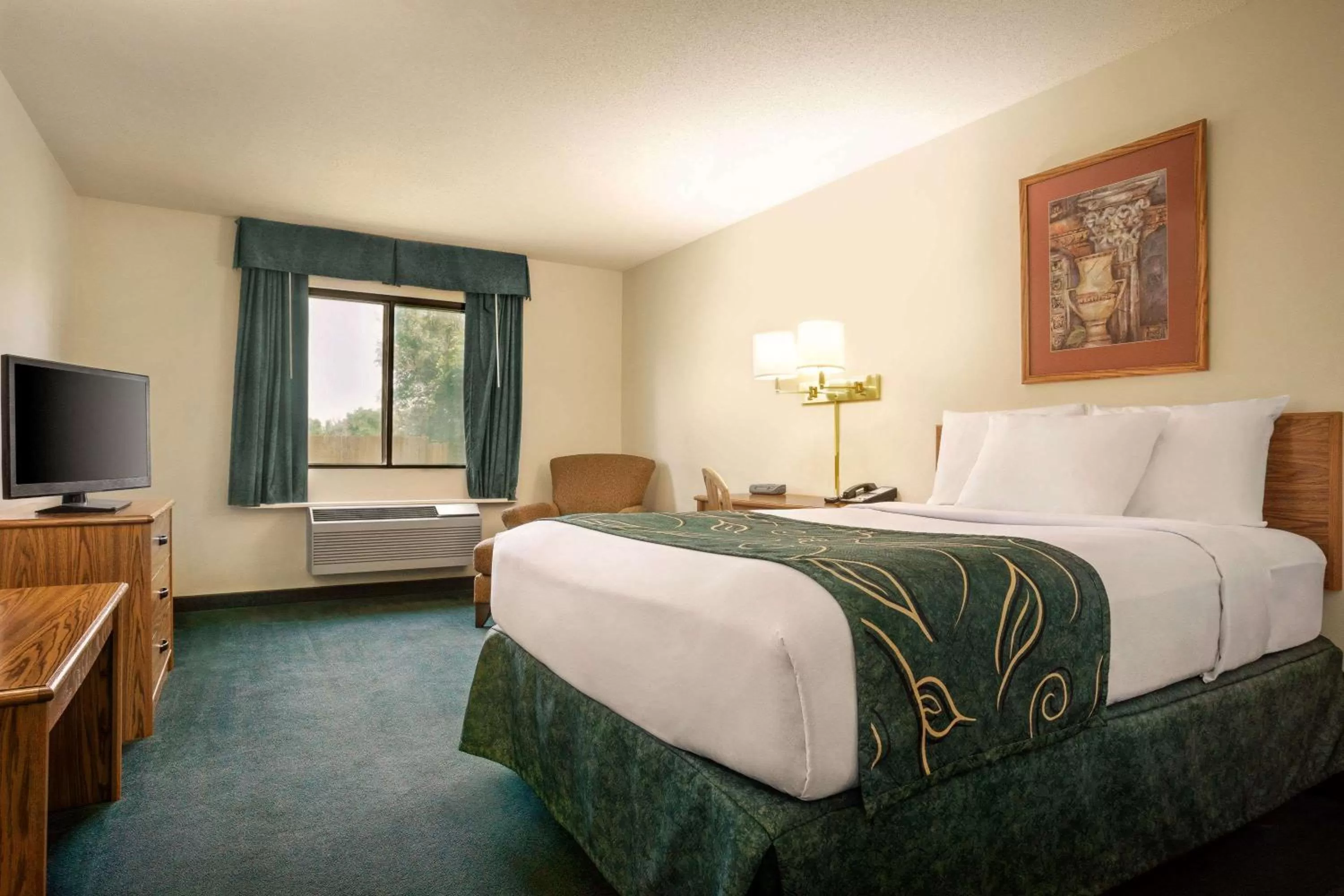 Photo of the whole room, Bed in Travelodge by Wyndham Morrill