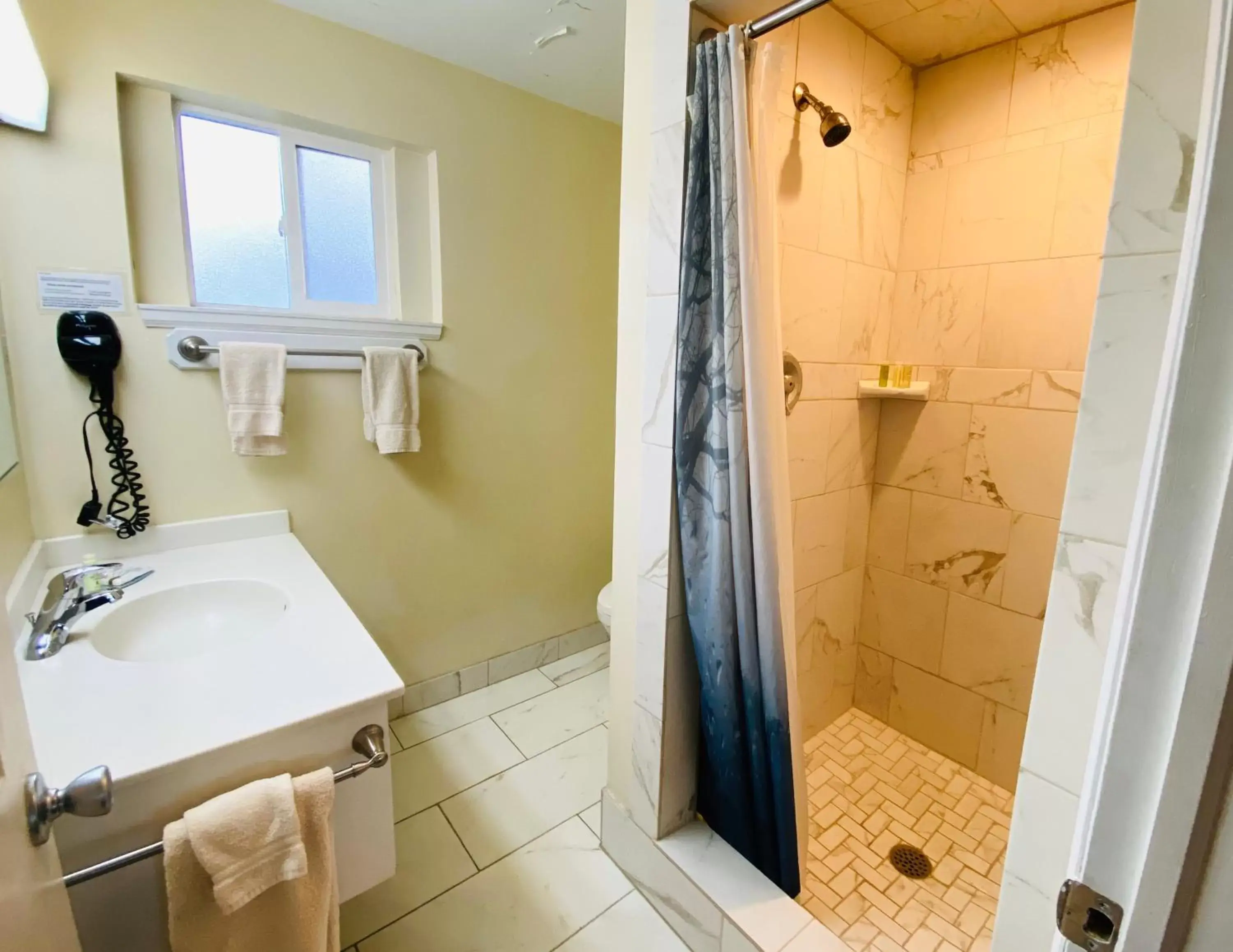 Bathroom in Salida Inn & Monarch Suites