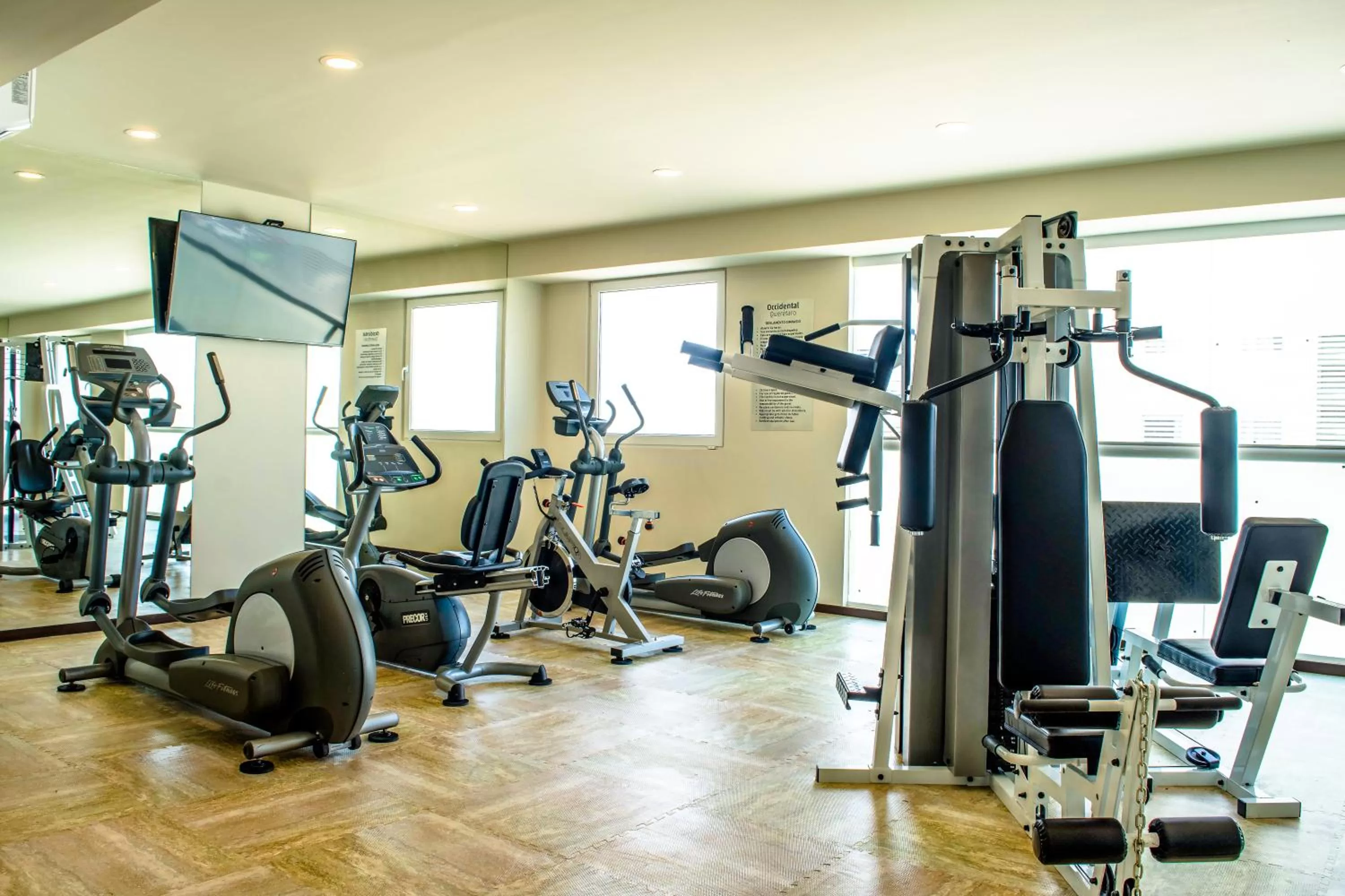 Fitness centre/facilities in Crown Victoria Hotel