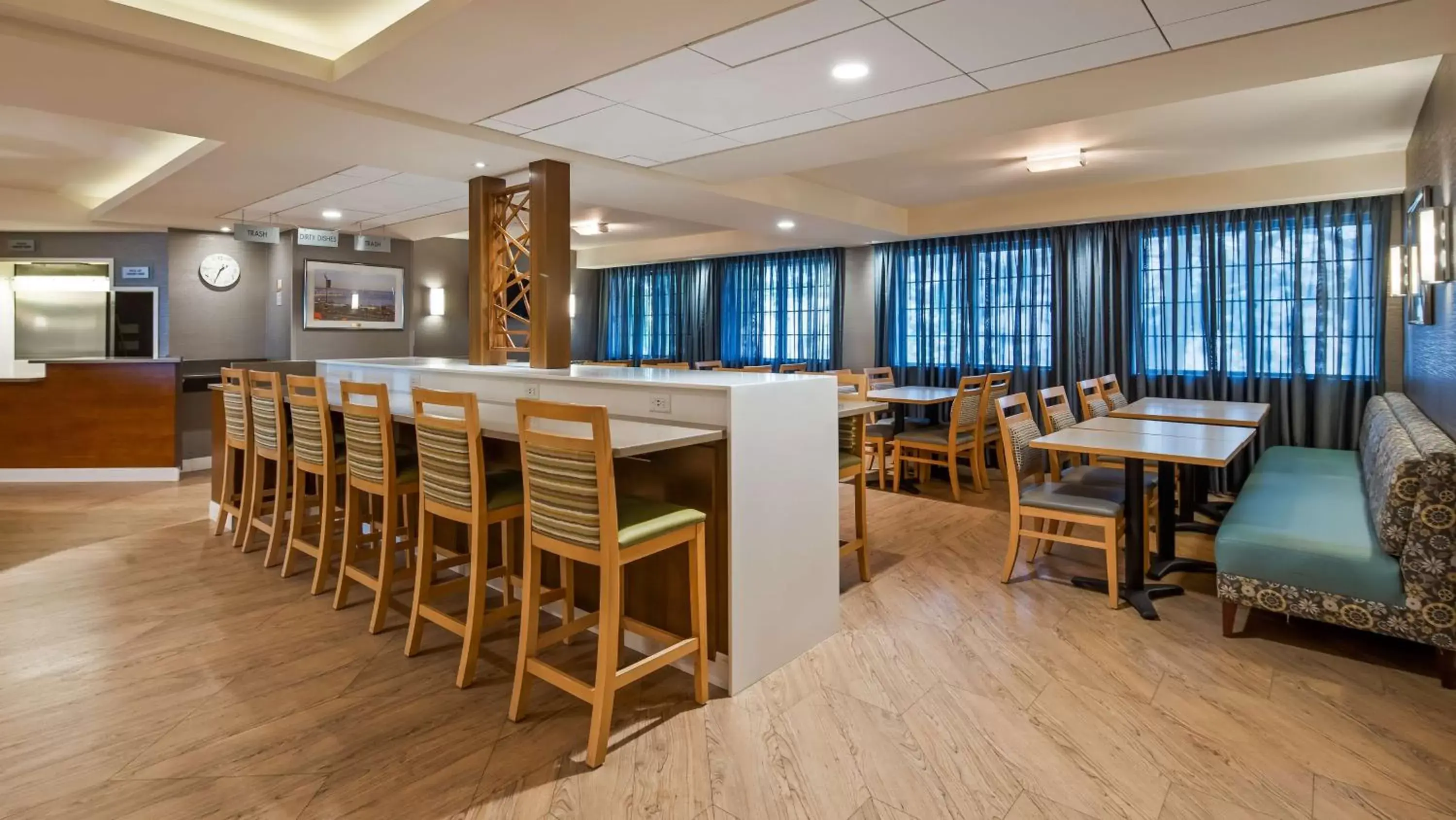 Restaurant/Places to Eat in Best Western West Towne Suites