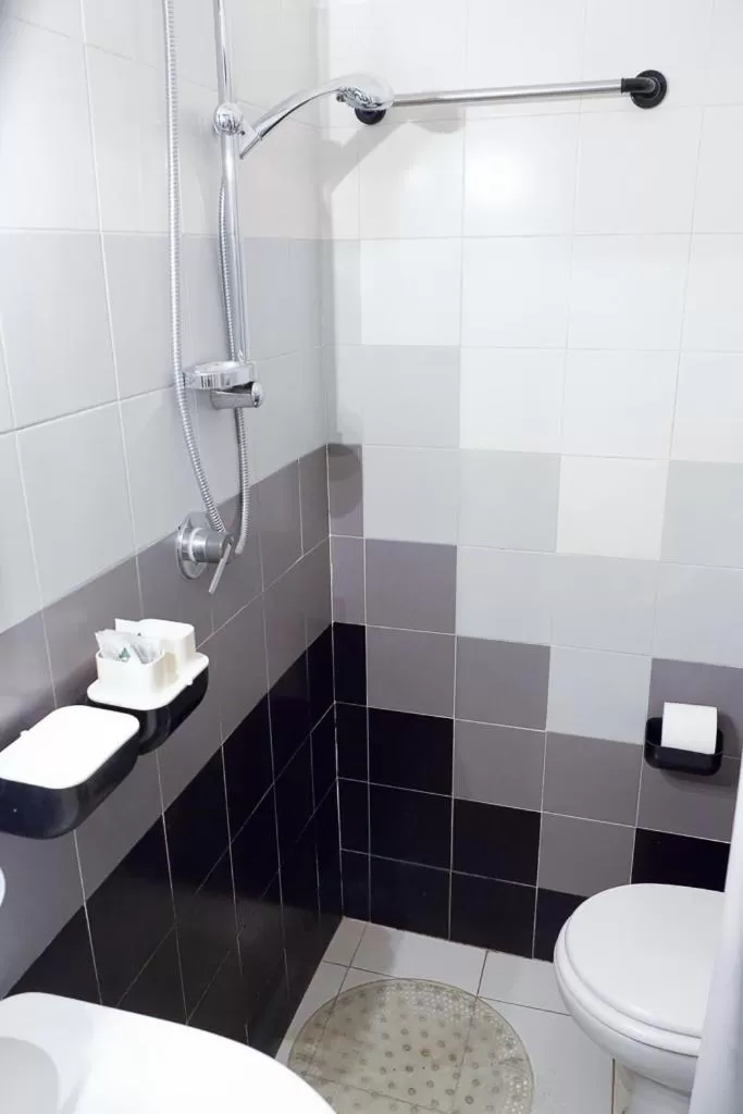Shower in Hotel Letizia