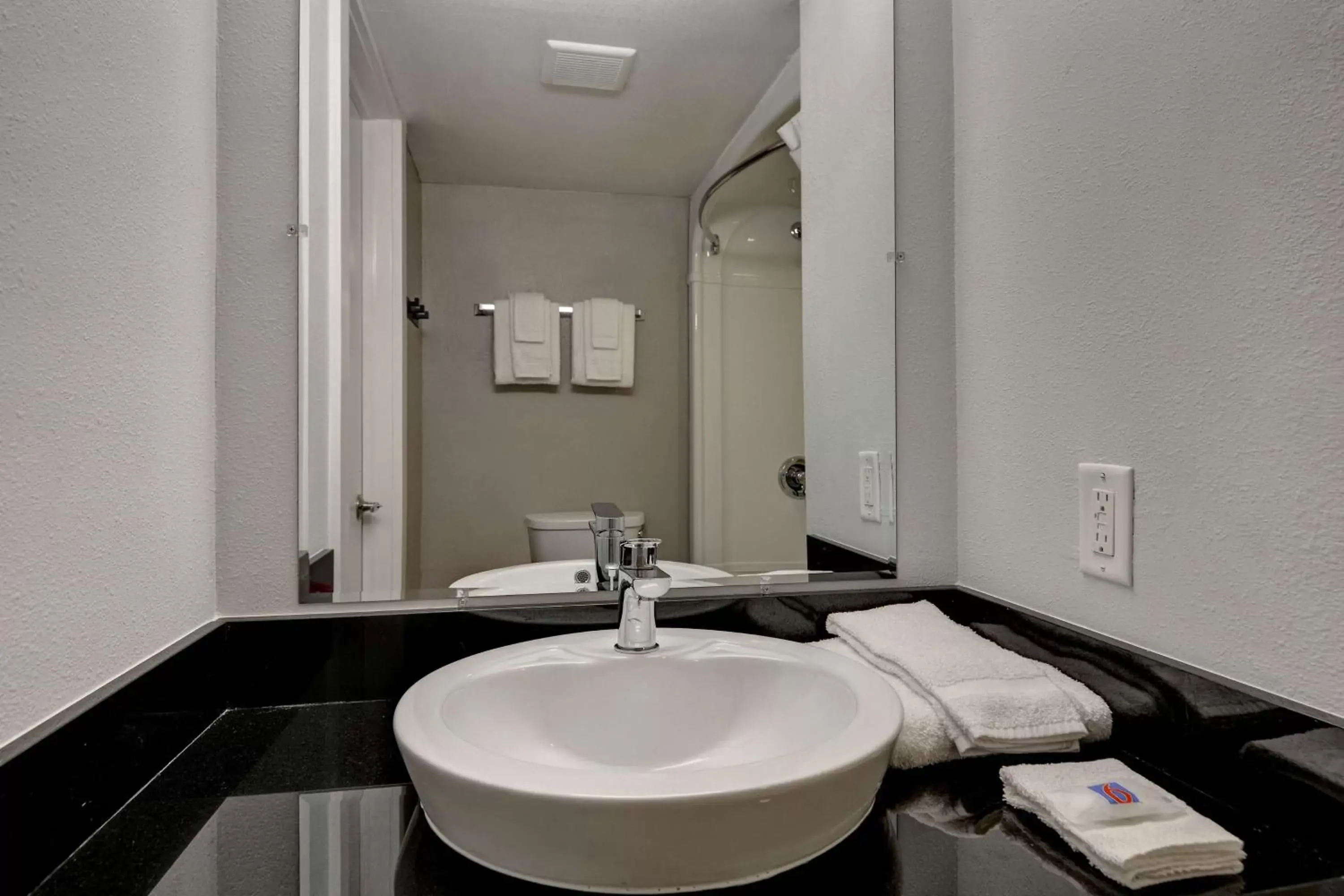 Photo of the whole room, Bathroom in Studio 6-Jacksonville, FL - Baymeadows