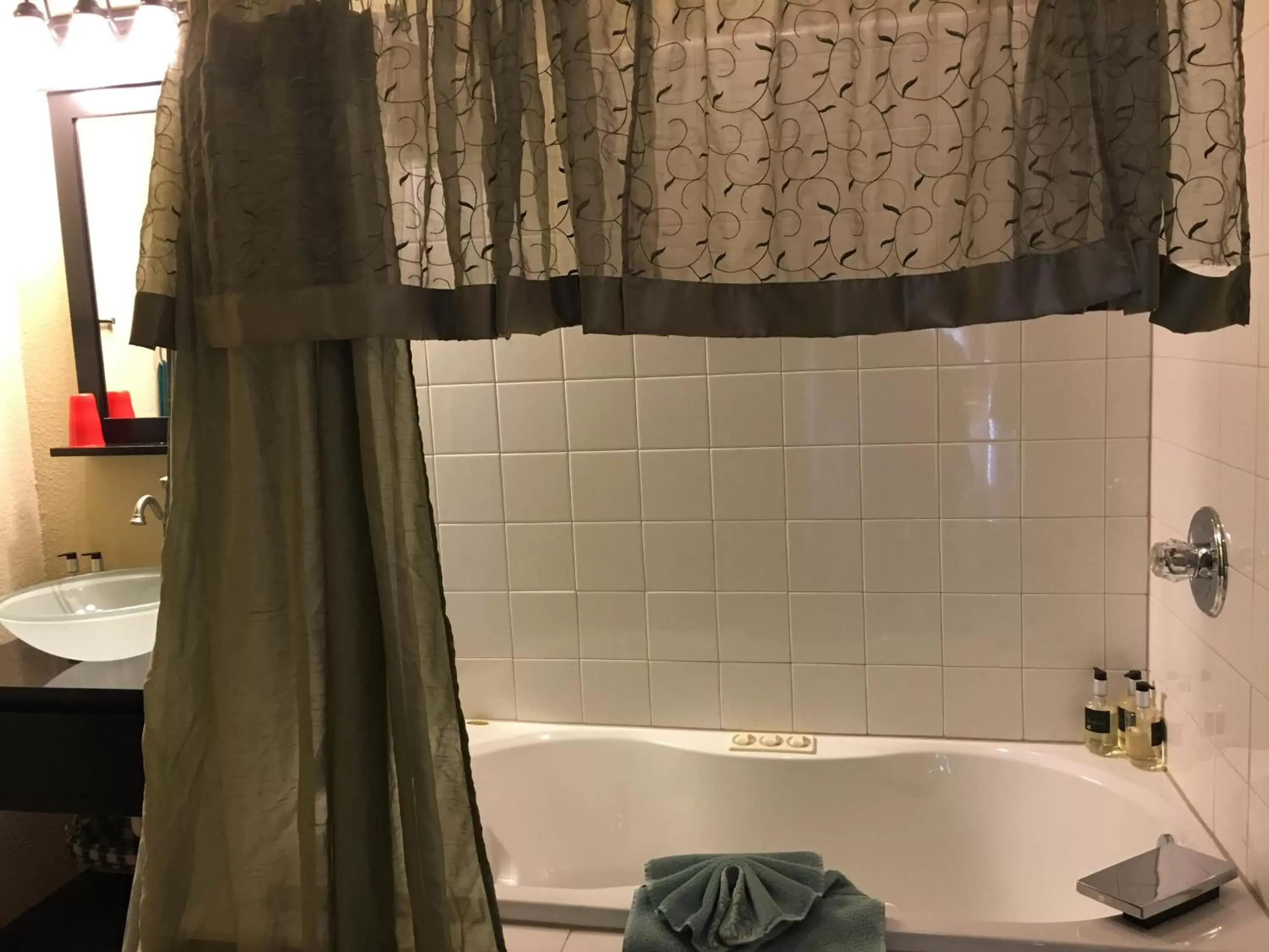 Shower, Bathroom in All Seasons Inn