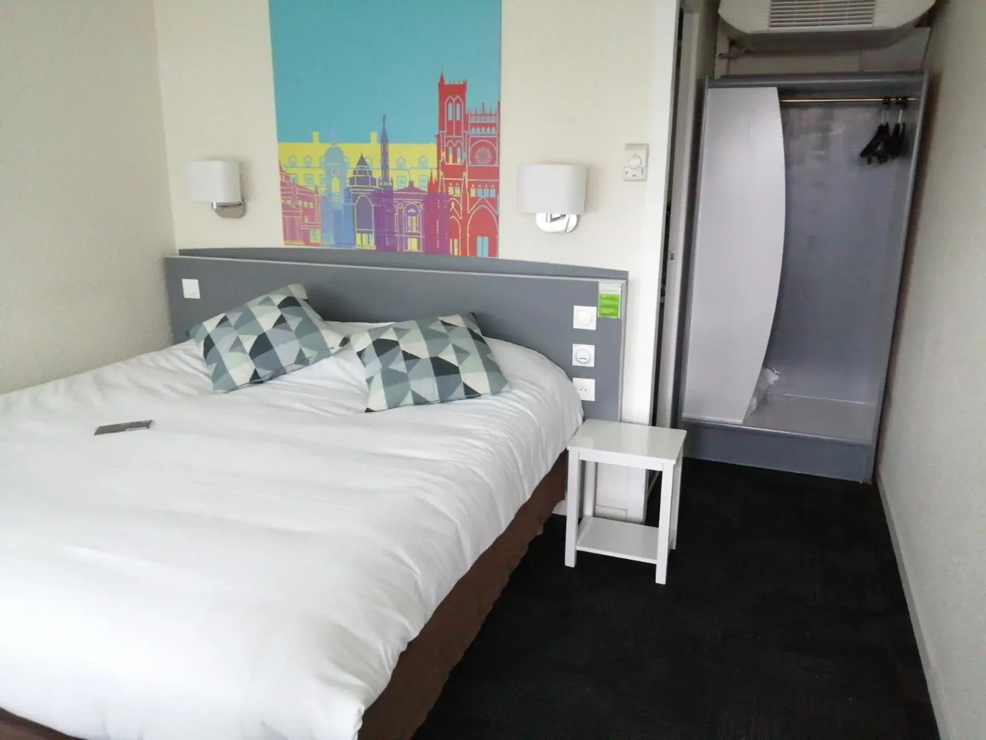 Photo of the whole room, Bed in Kyriad Direct Le Bourget Gonesse