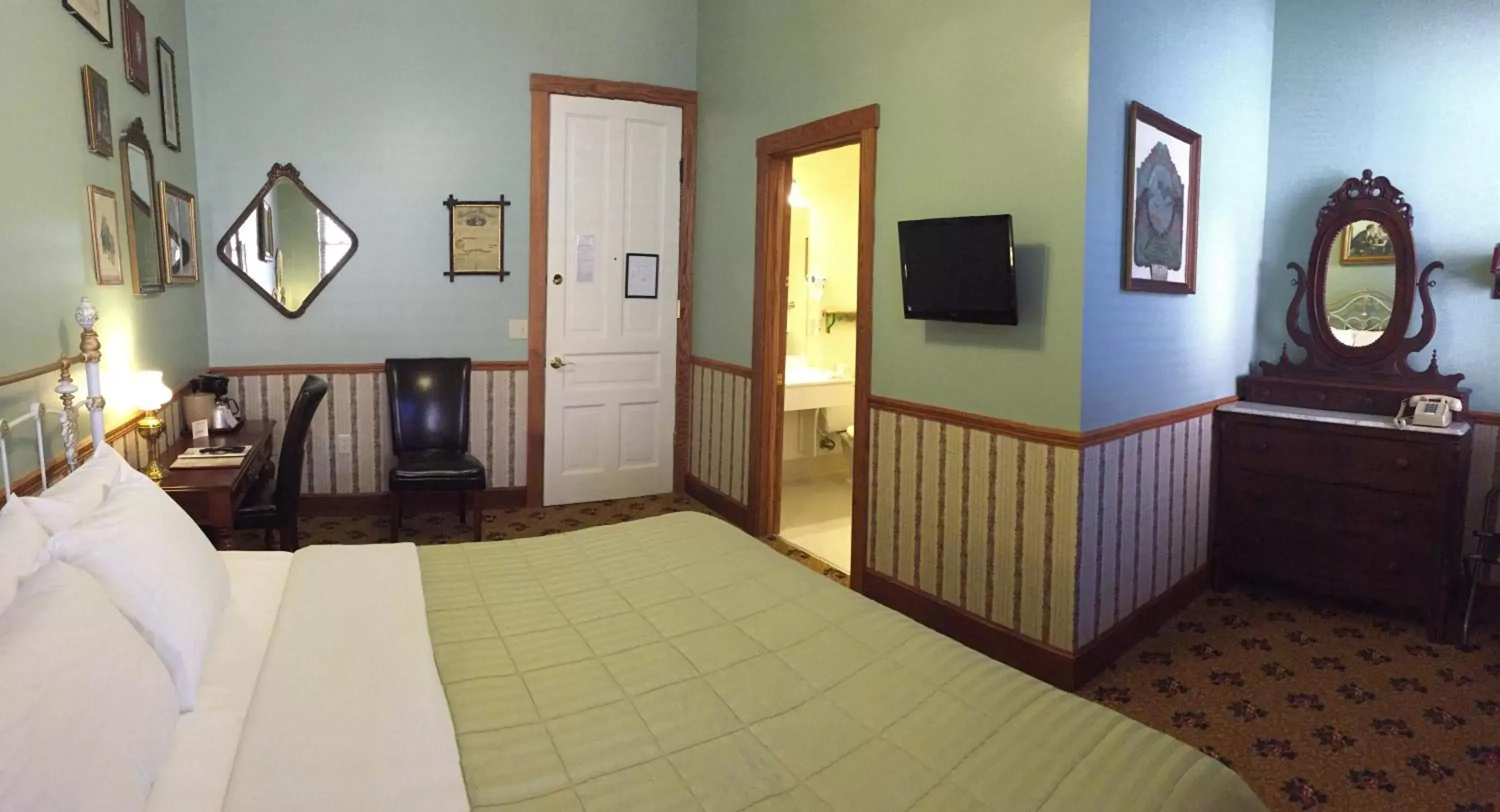 Photo of the whole room, Room Photo in Hotel Millersburg