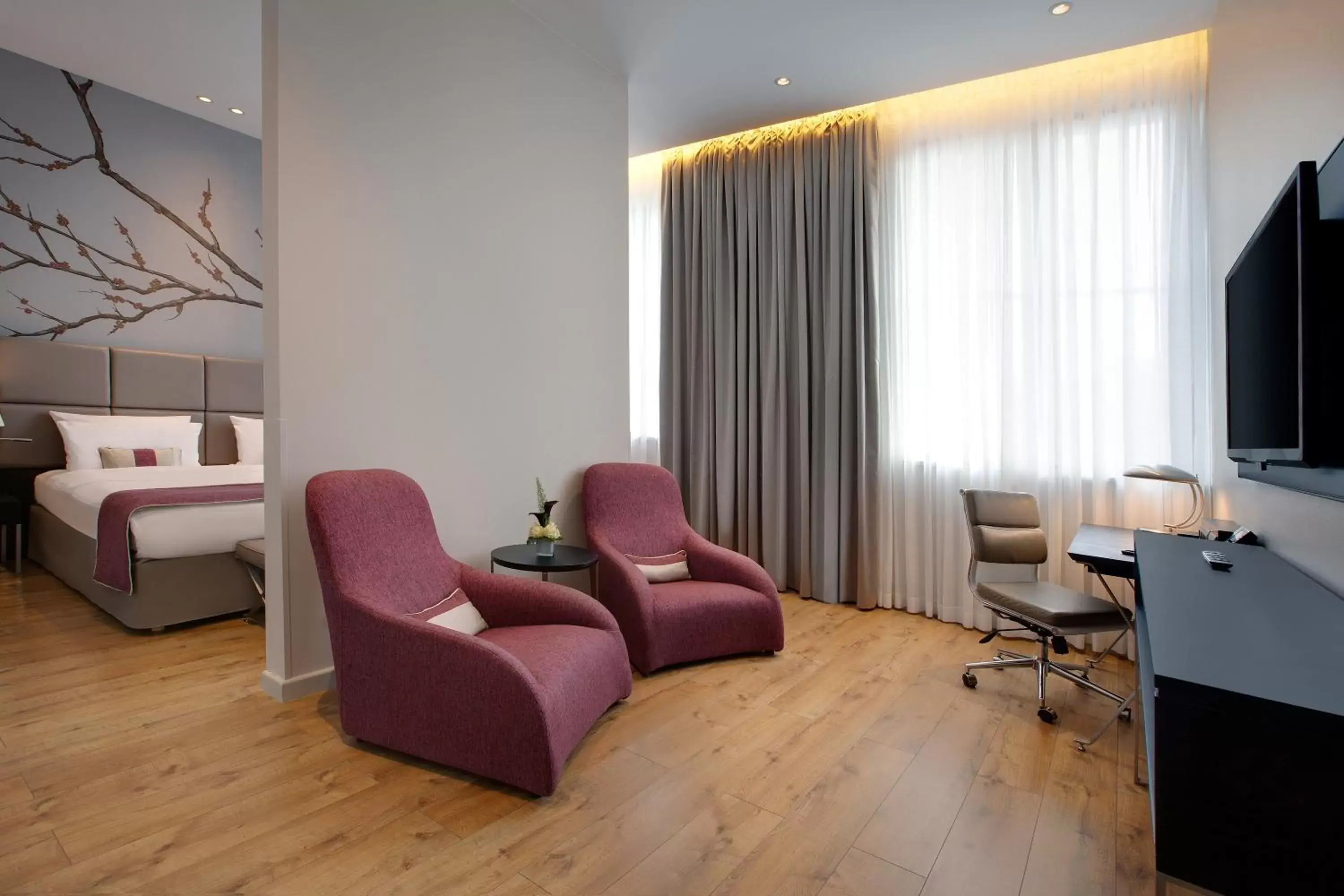 Bedroom, Seating Area in Crowne Plaza Berlin - Potsdamer Platz, an IHG Hotel