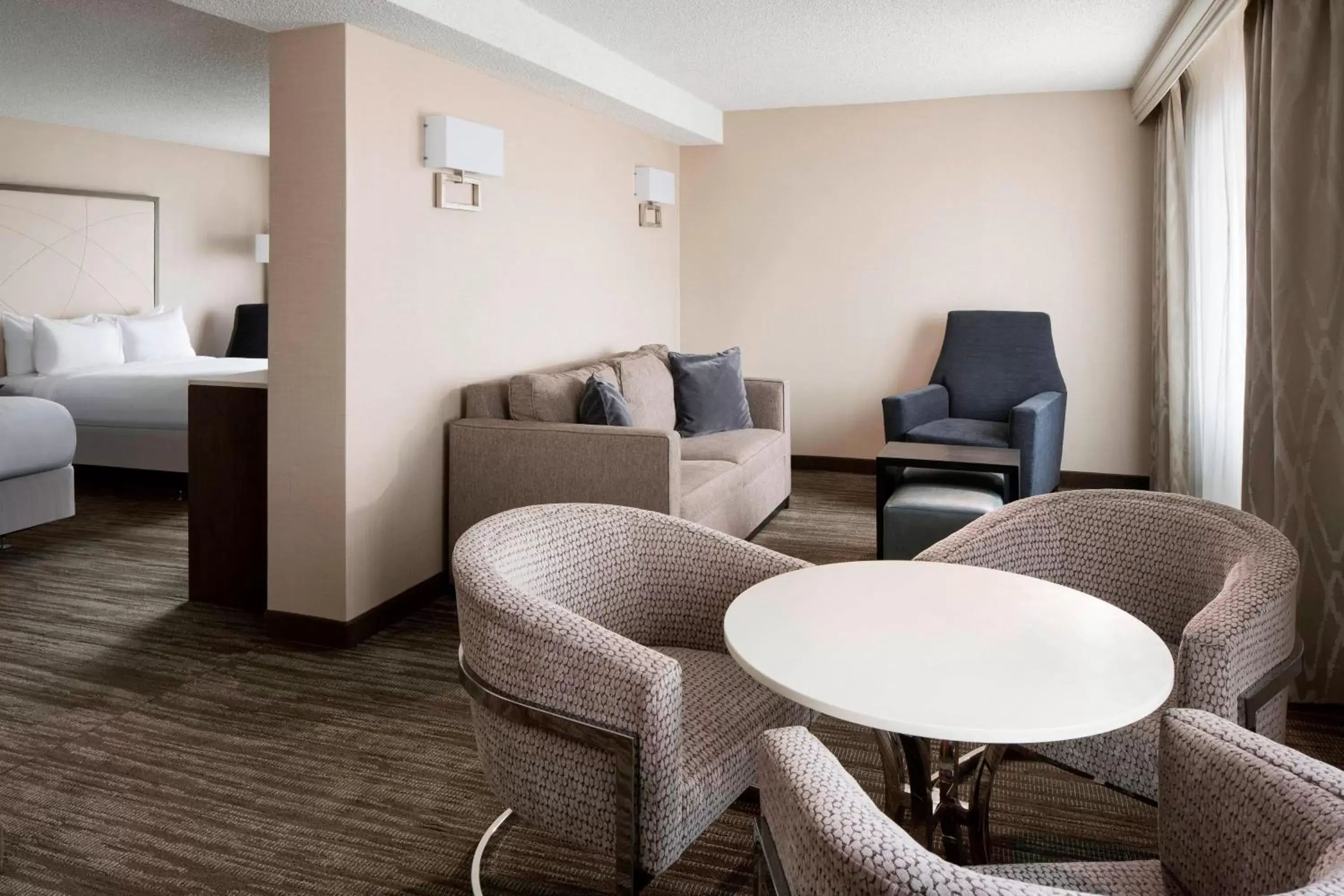 Photo of the whole room, Seating Area in San Francisco Airport Marriott Waterfront