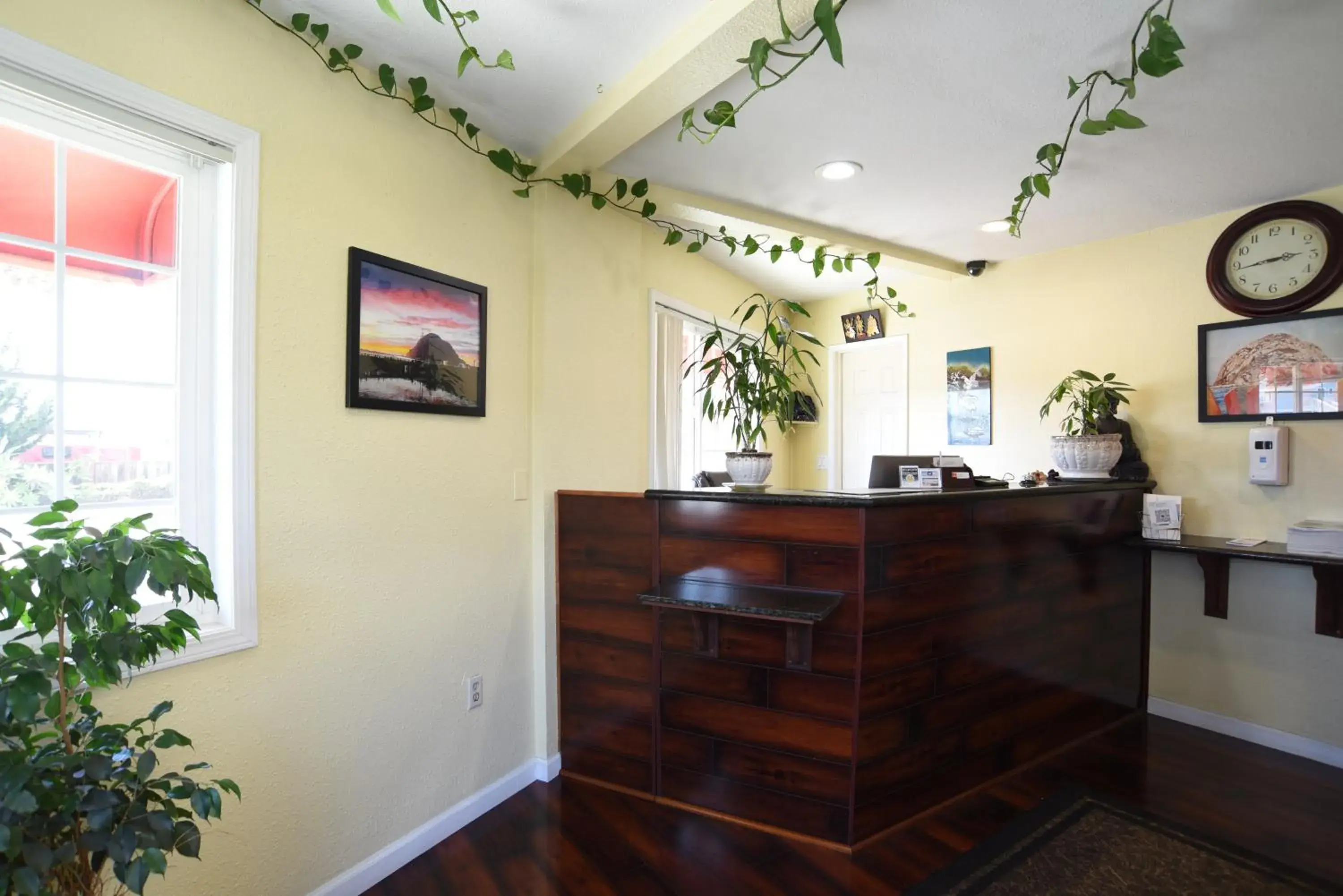 Property building in Morro Bay Beach Inn Property building in Morro Bay Beach Inn