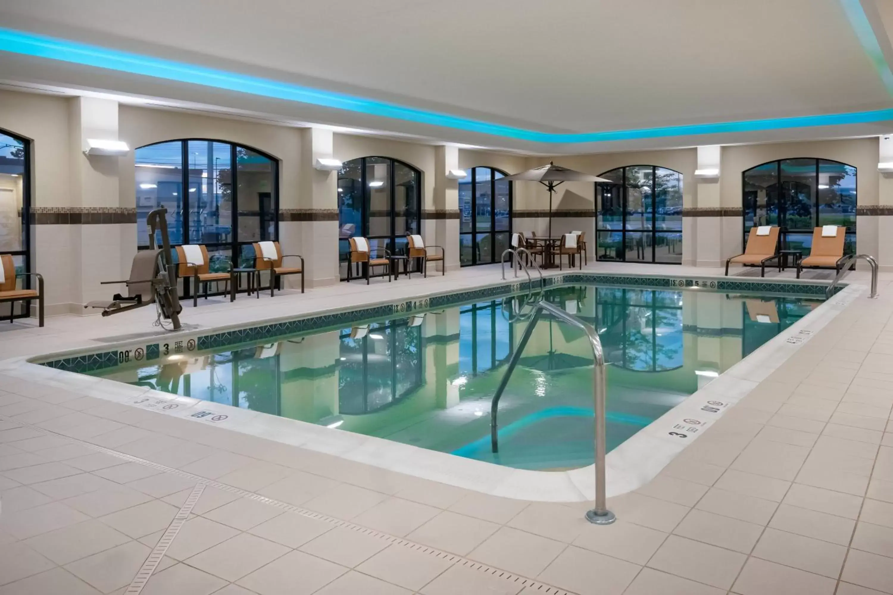 Swimming Pool in Courtyard by Marriott Buffalo Airport