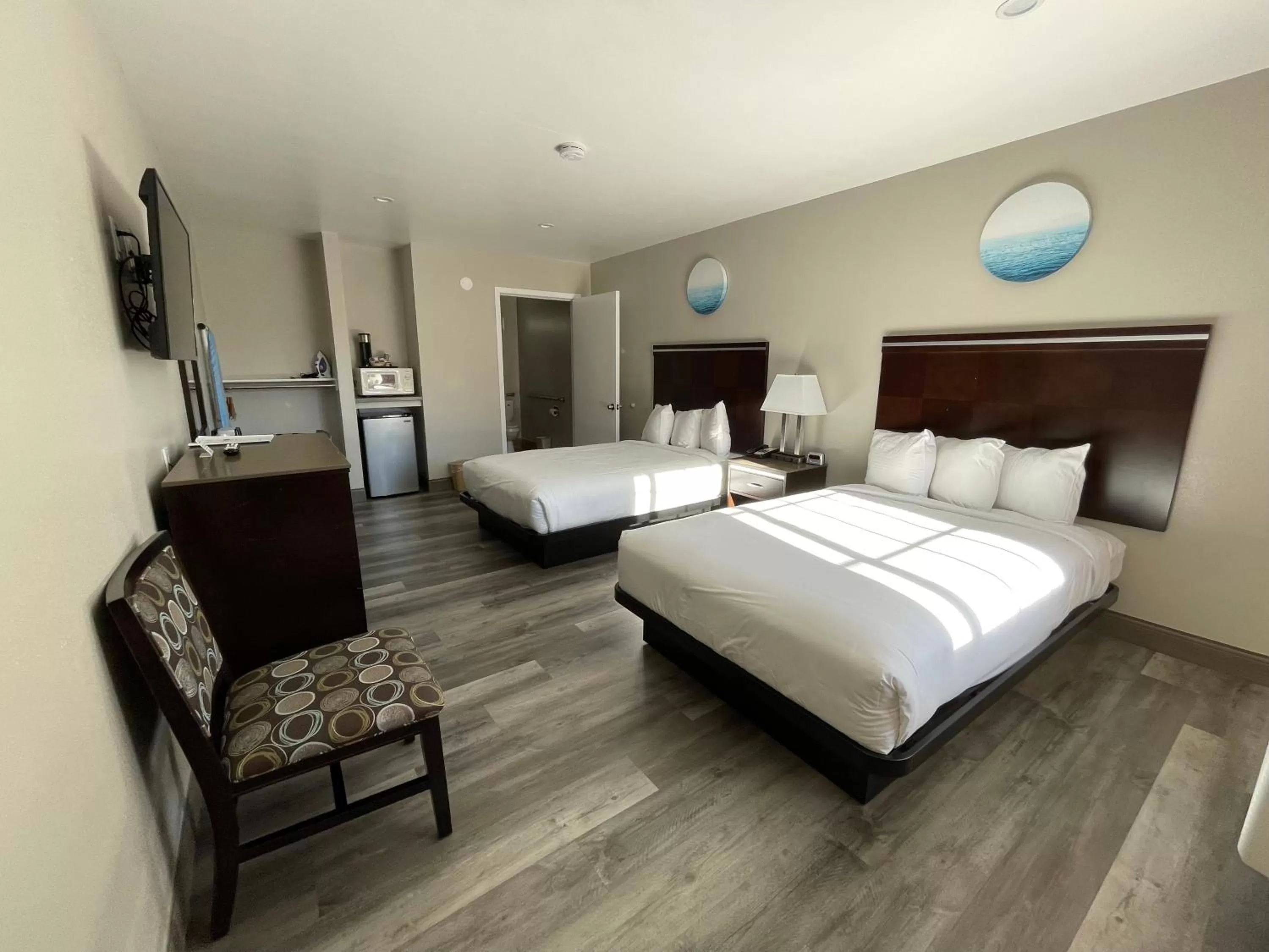 Photo of the whole room, Bed in University Inn at San Luis Obispo