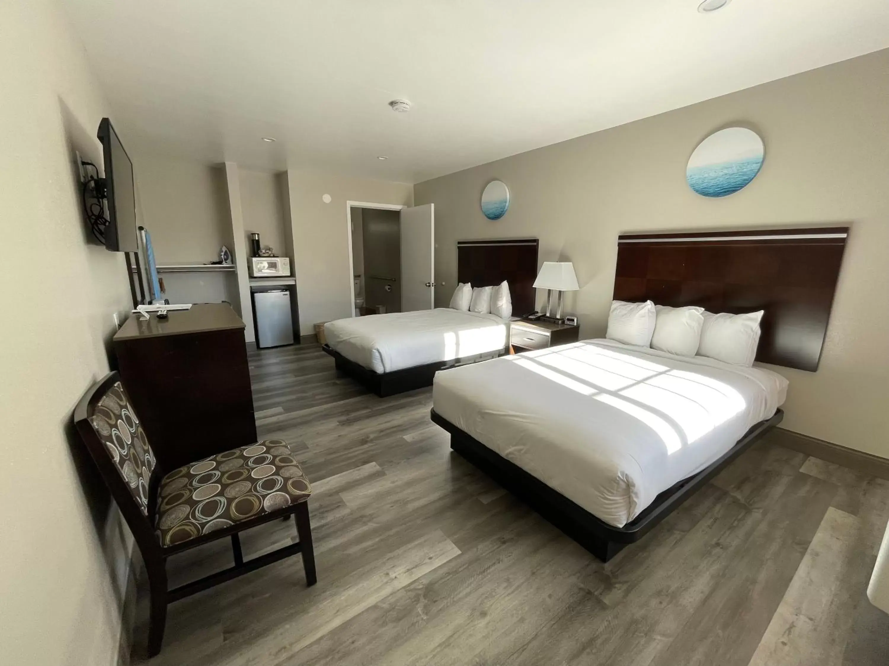 Photo of the whole room, Bed in University Inn at San Luis Obispo Photo of the whole room, Bed in University Inn at San Luis Obispo