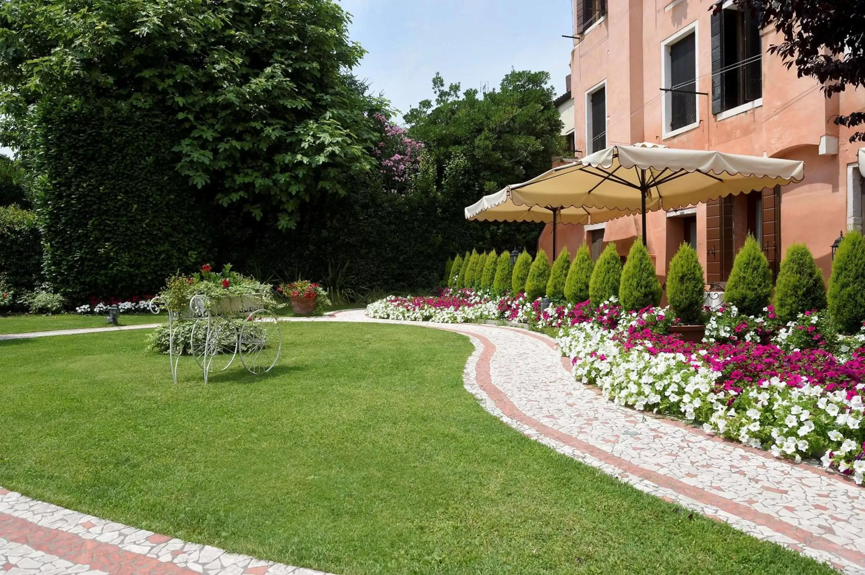 Garden in Hotel Olimpia Venice, BW Signature Collection