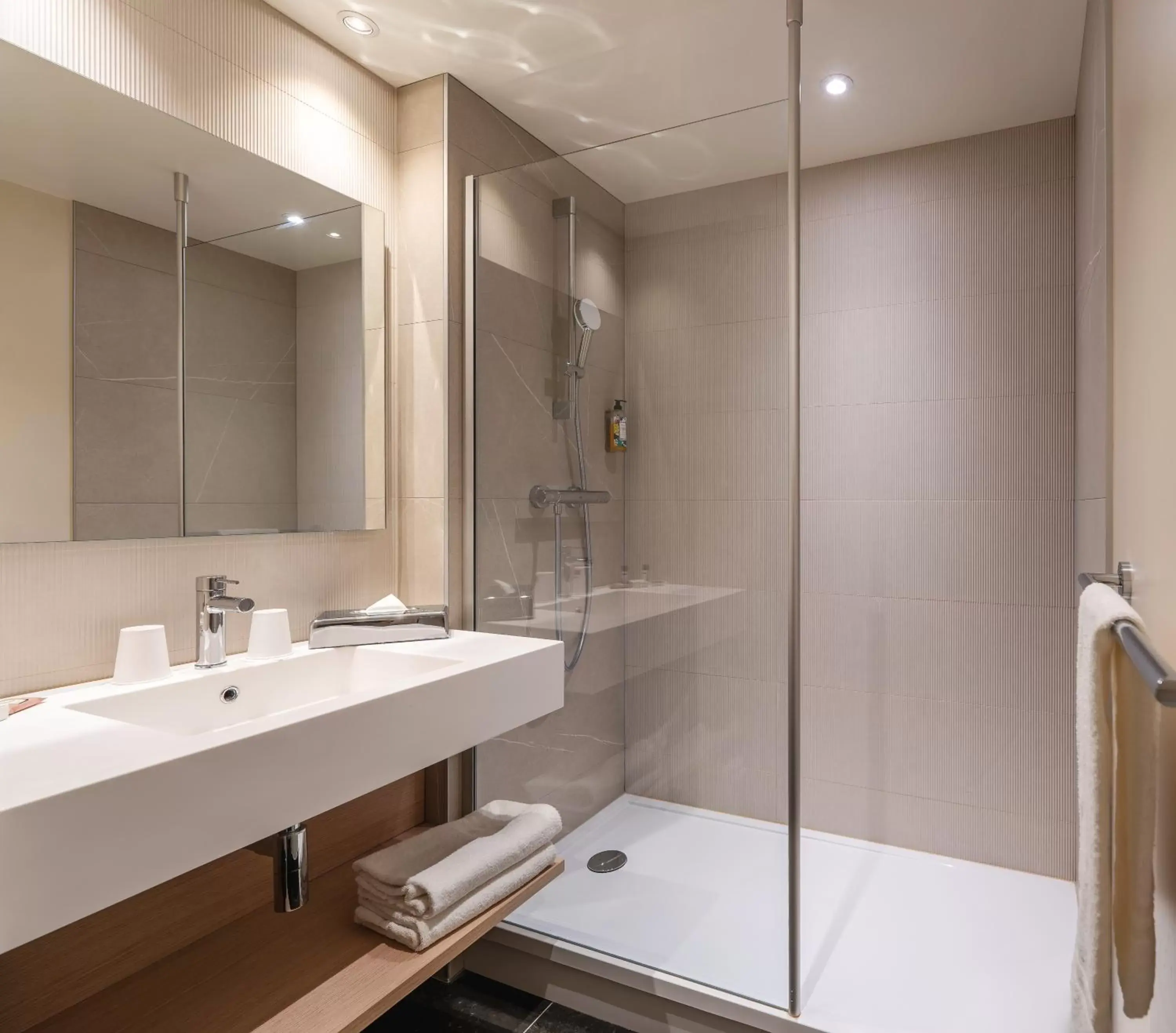 Shower, Bathroom in Hotel Paris Boulogne