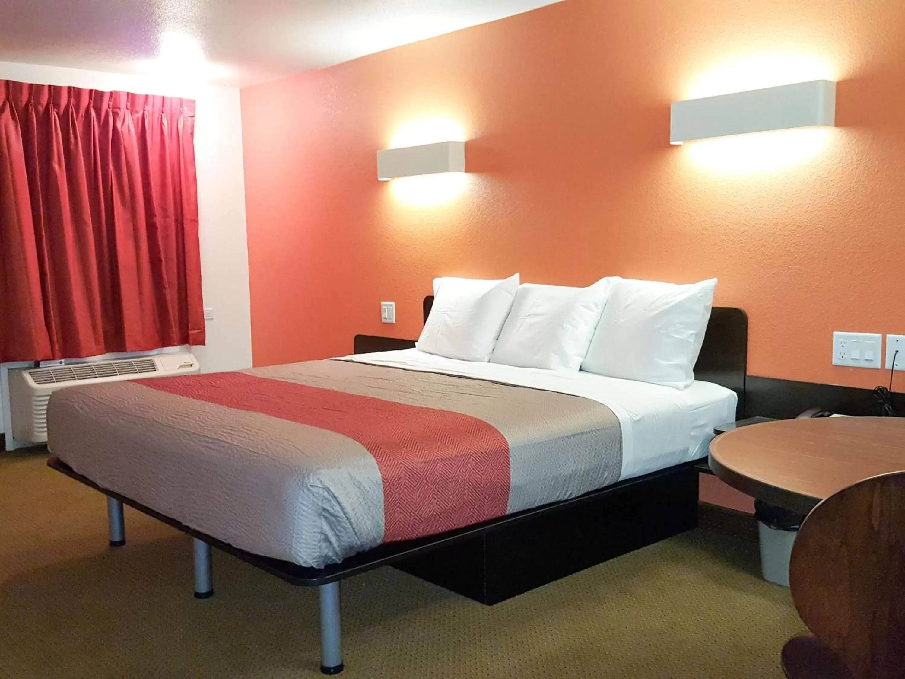 Seating area, Bed in Motel 6-Erie, PA