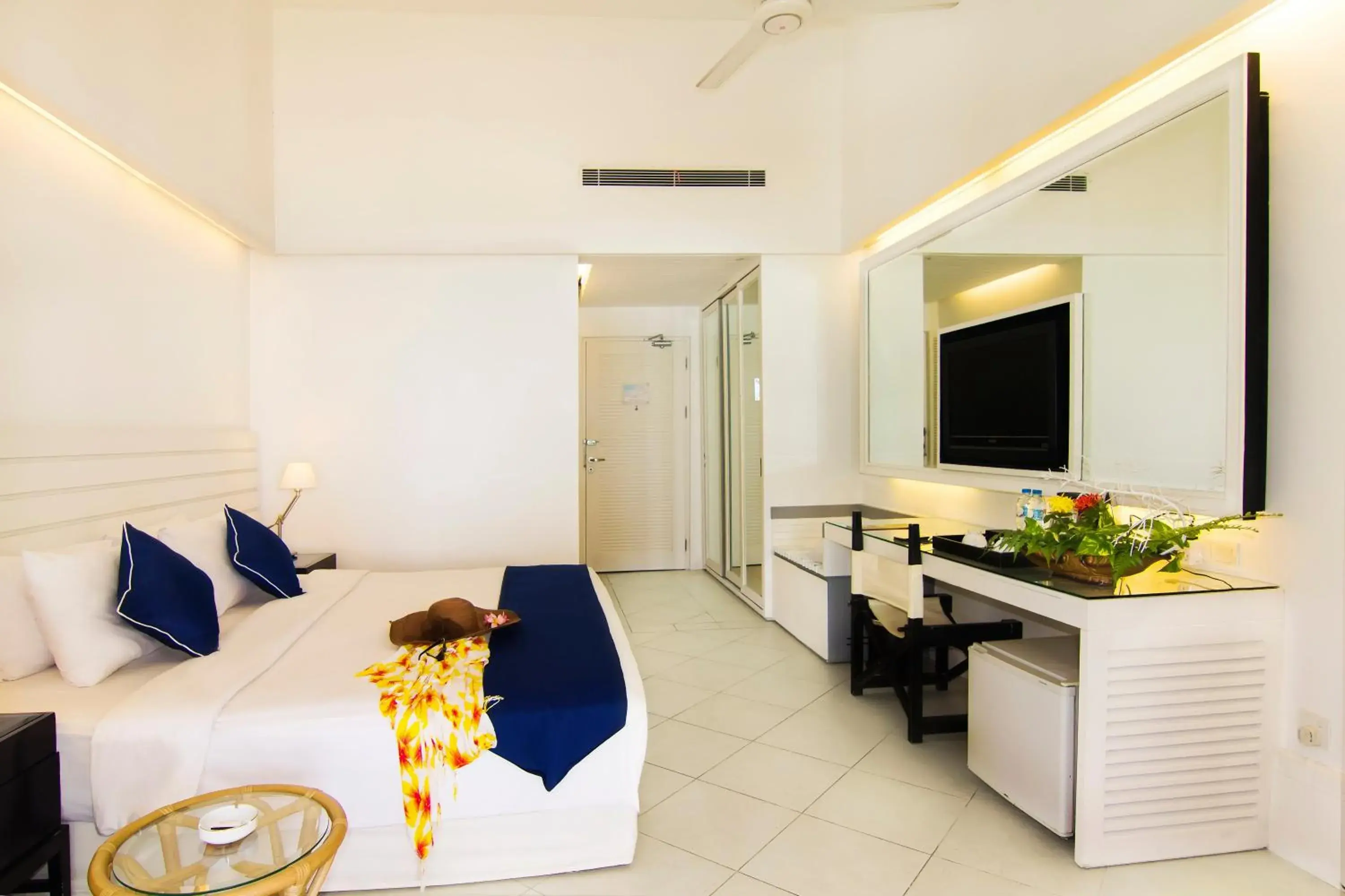 Bed, TV/Entertainment Center in Nongsa Point Marina