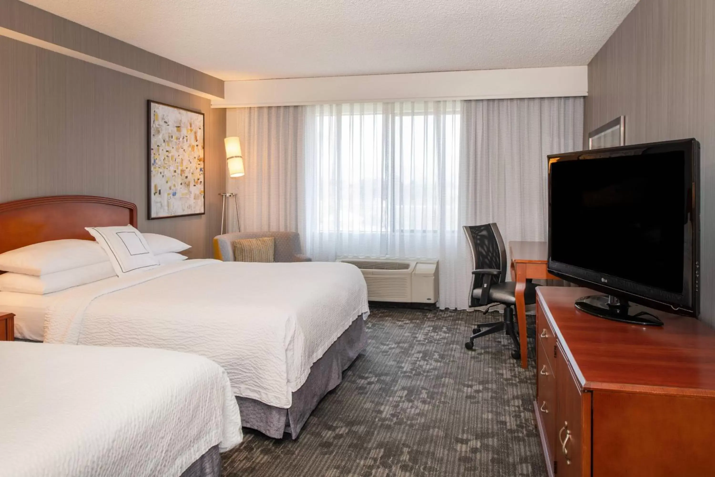Photo of the whole room, Bed in Courtyard by Marriott Newark Silicon Valley