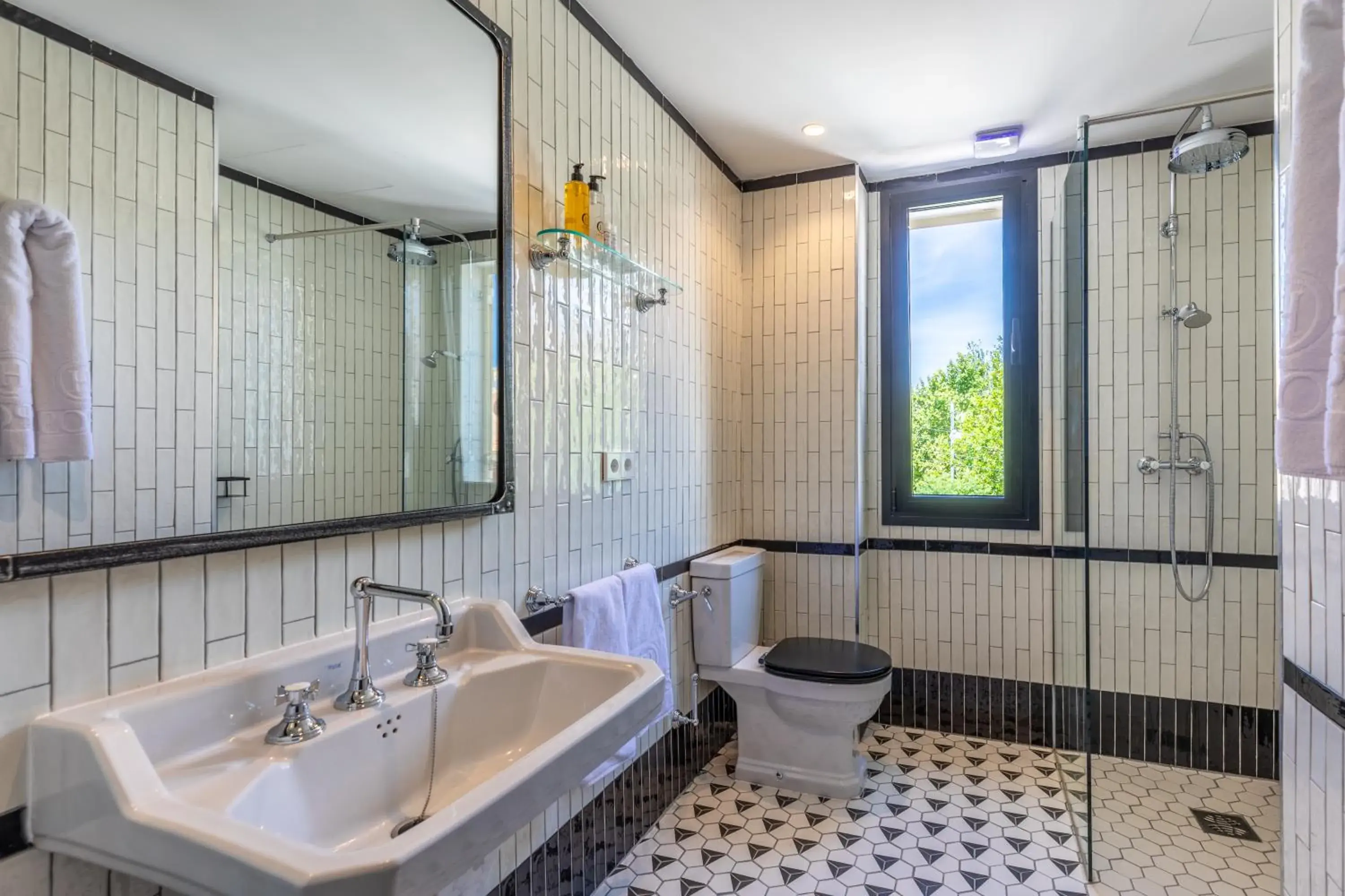 Shower, Bathroom in Hoposa Cultural Boutique