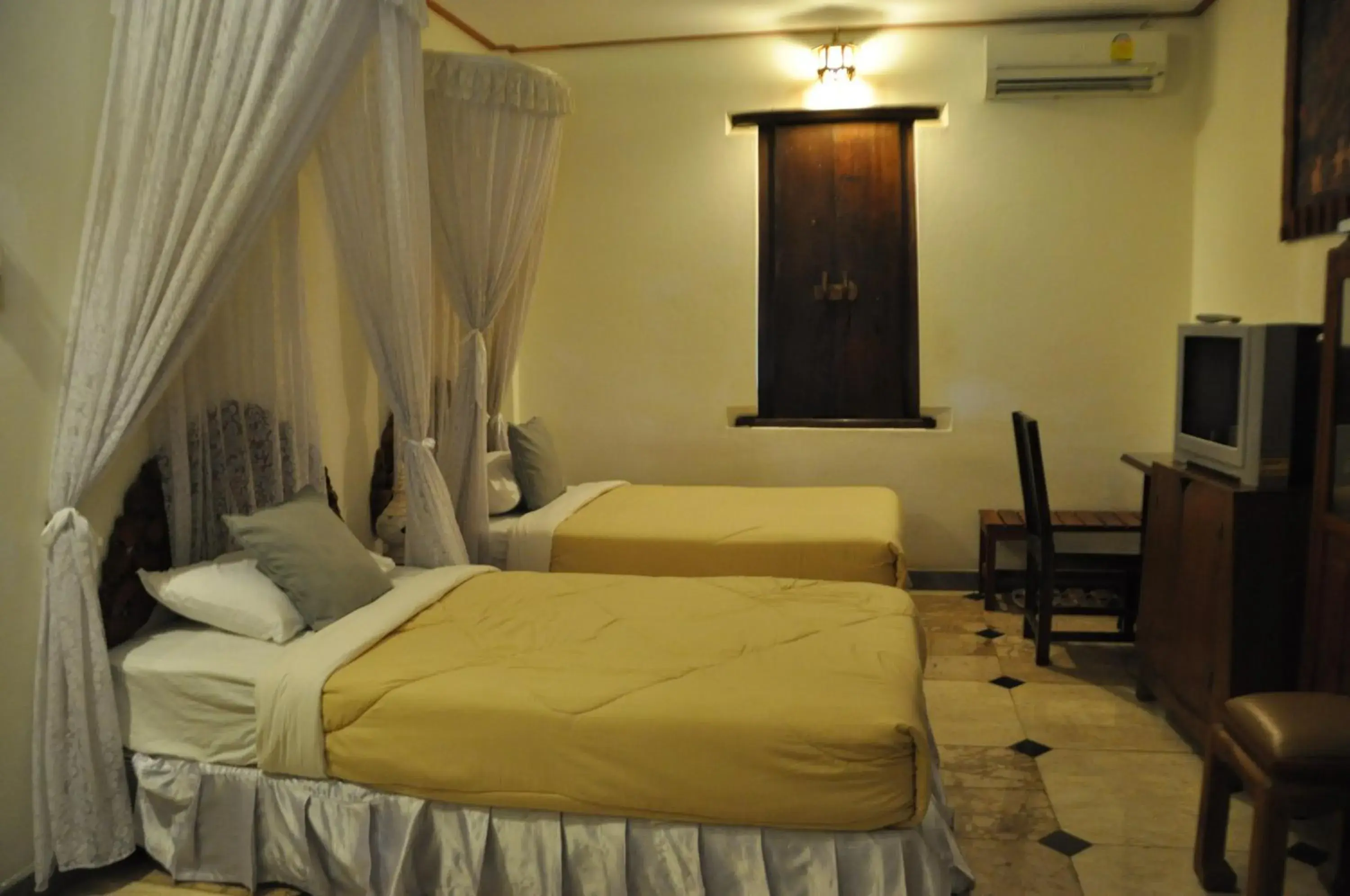 Superior Twin Room in Ruean Thai Hotel