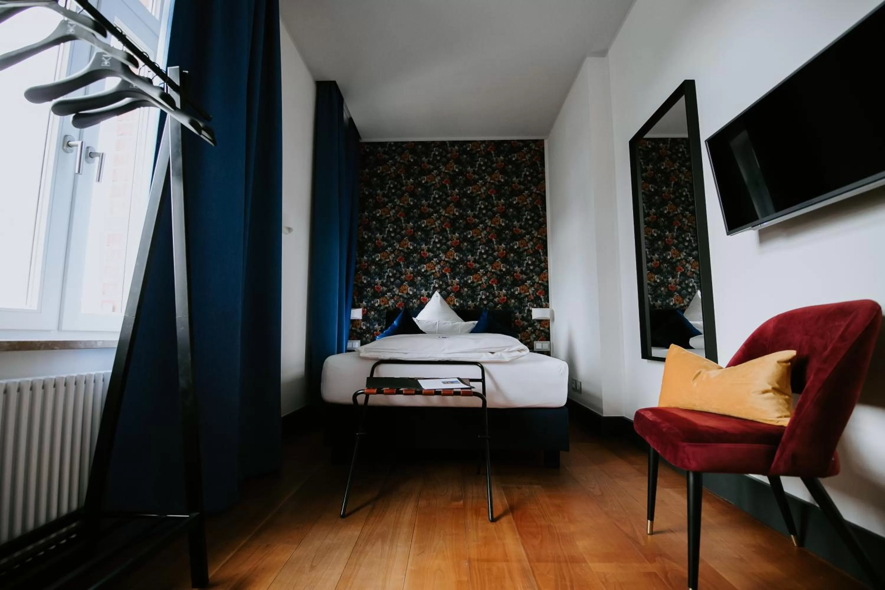 Photo of the whole room, Bed in Palace St. George