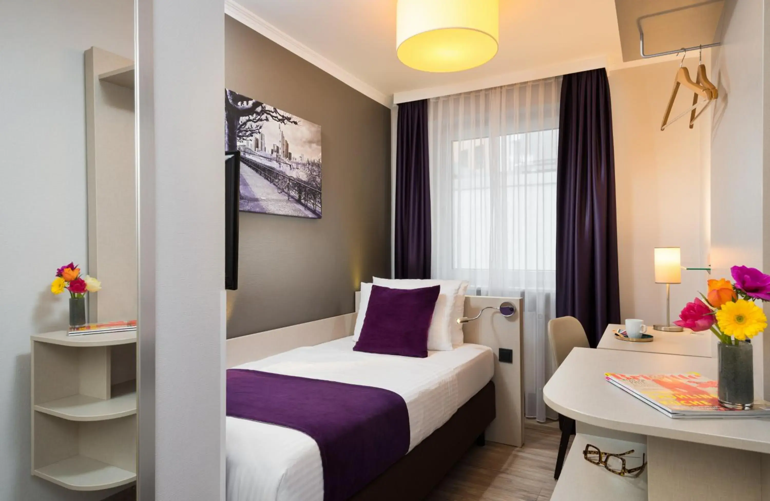 Photo of the whole room, Bed in Leonardo Hotel Frankfurt City Center