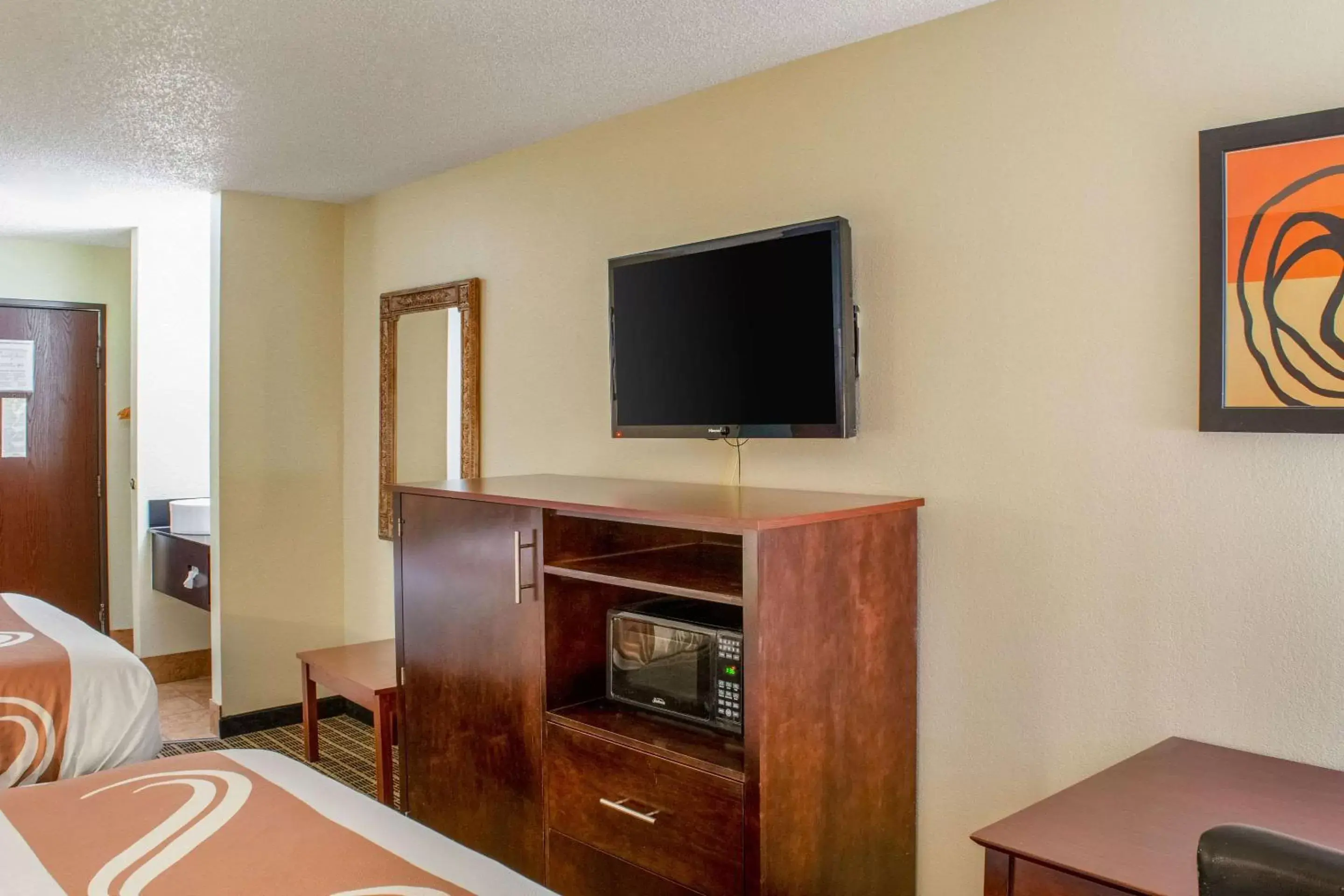 Photo of the whole room, TV/Entertainment Center in Quality Inn Plainfield - Indianapolis West