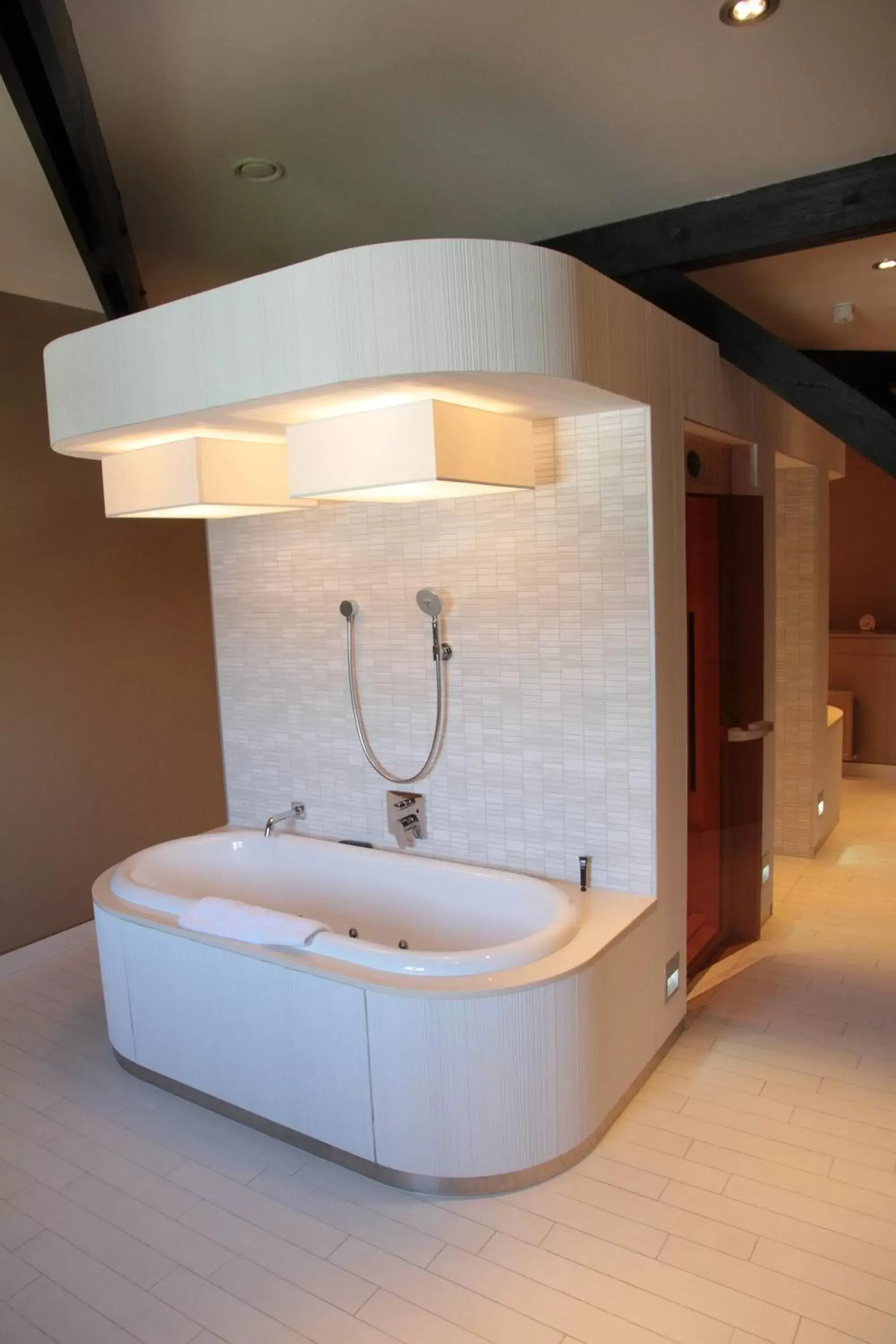 Suite with Spa Bath in Teaching Hotel Suite with Spa Bath in Teaching Hotel