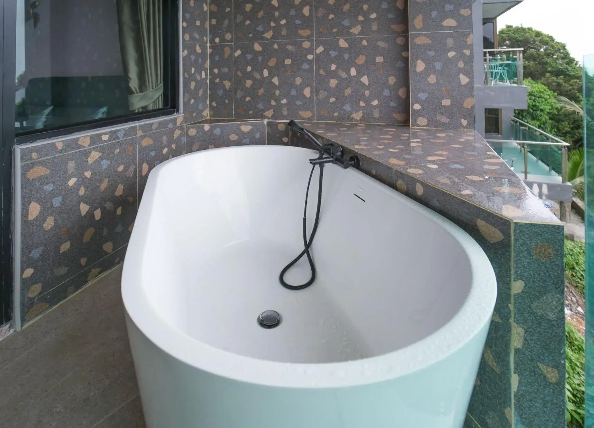 Hot Tub, Bathroom in Cliff Lanta Suite-Koh Lanta Krabi