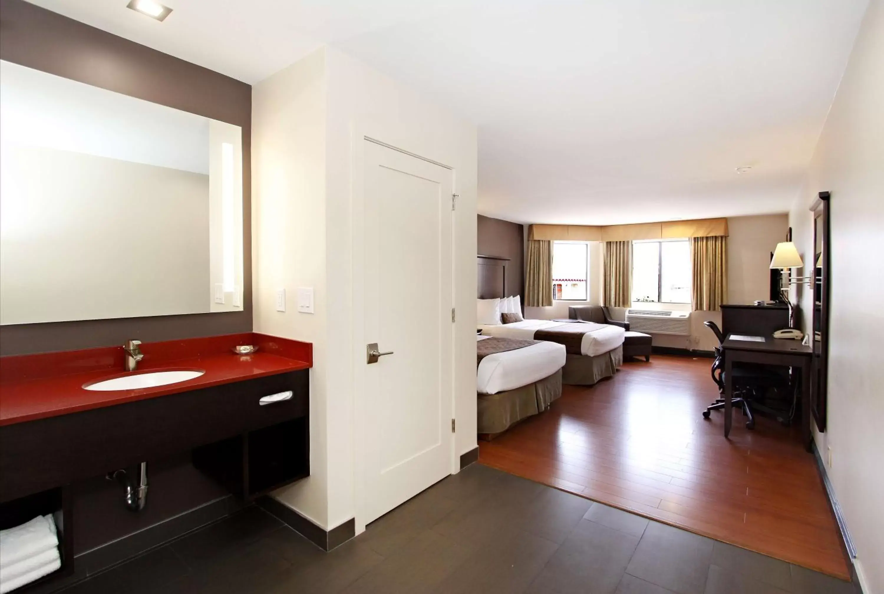 Bedroom, Bathroom in Best Western Plus Dragon Gate Inn