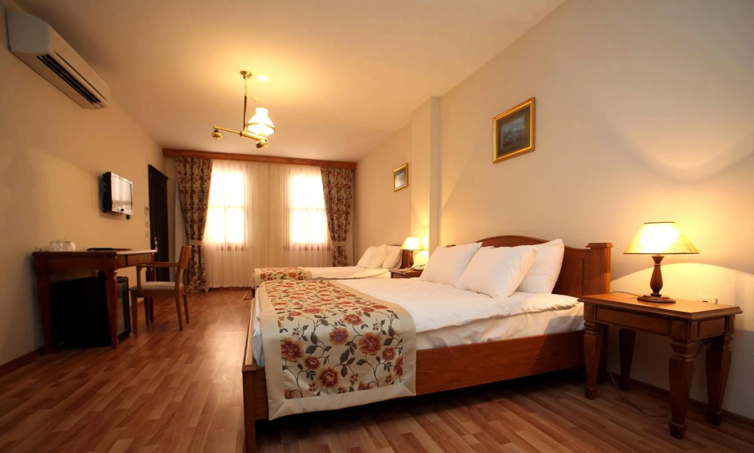 Photo of the whole room, Bed in Lalinn Hotel