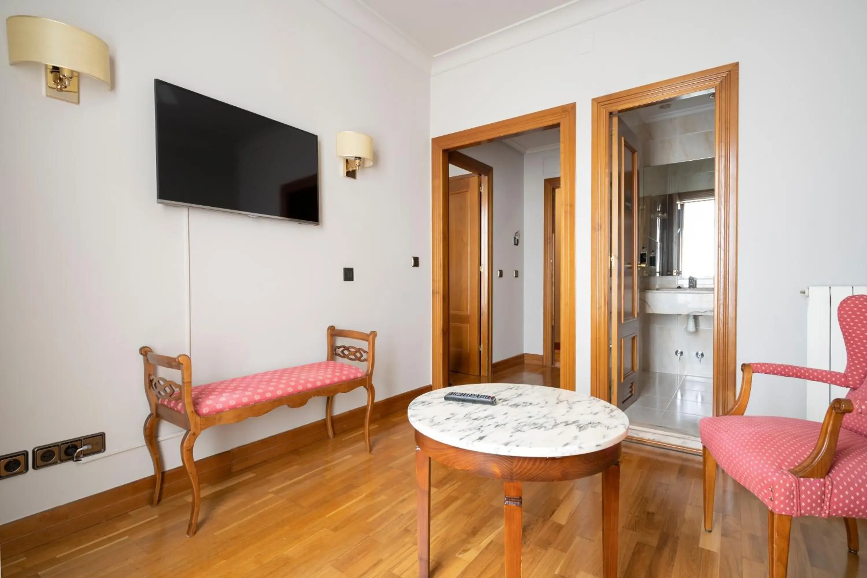 Photo of the whole room, TV/Entertainment Center in Hotel Hernán Cortés