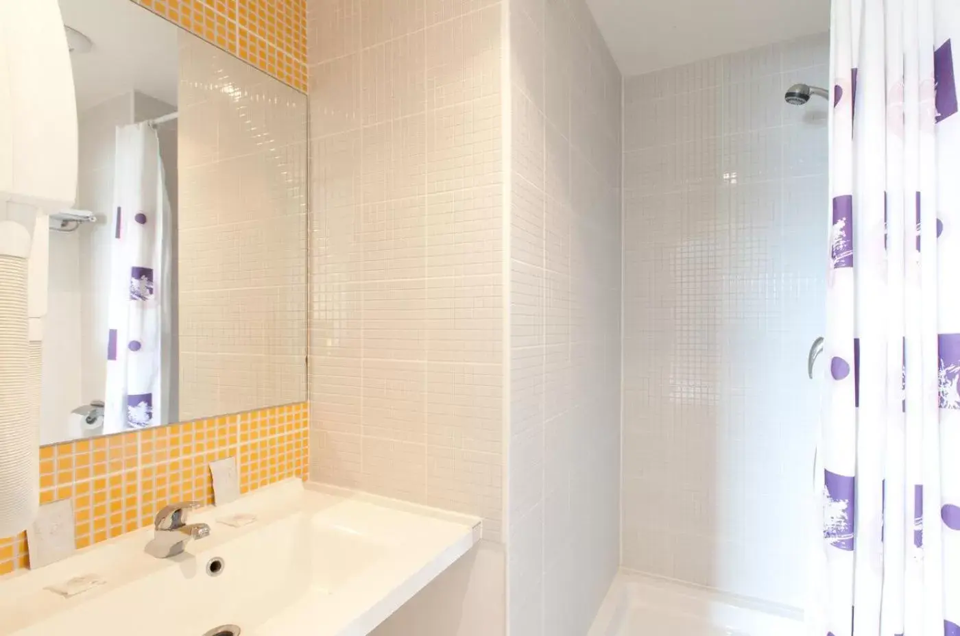 Shower, Bathroom in Orly Superior Hotel
