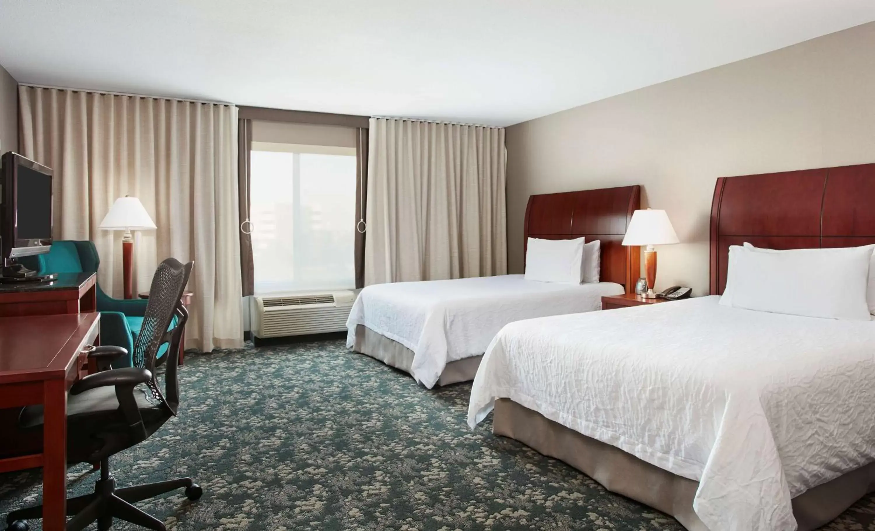 Bedroom in Hilton Garden Inn Naperville/Warrenville