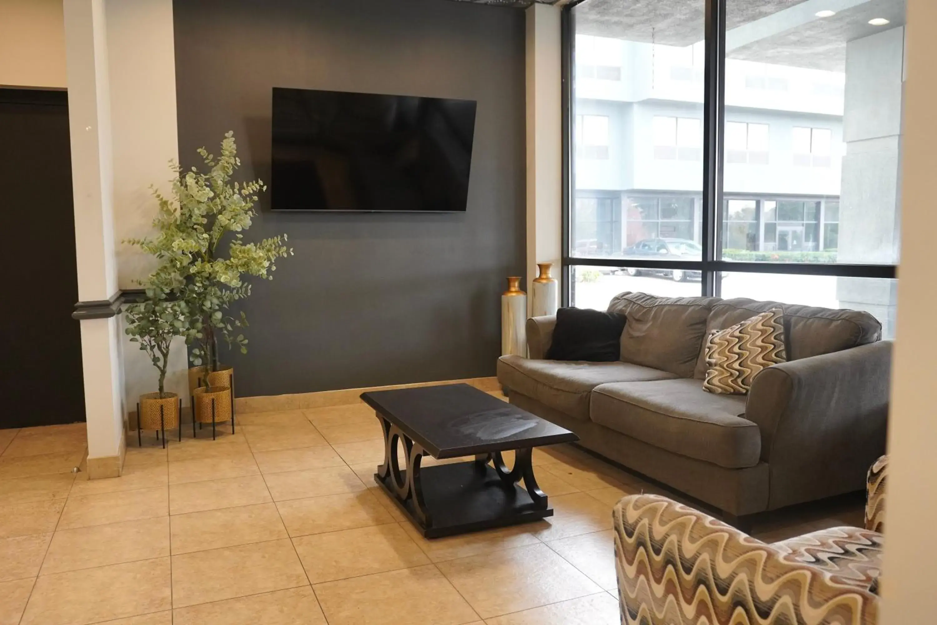 Communal lounge/ TV room, Seating Area in American Inn & Suites