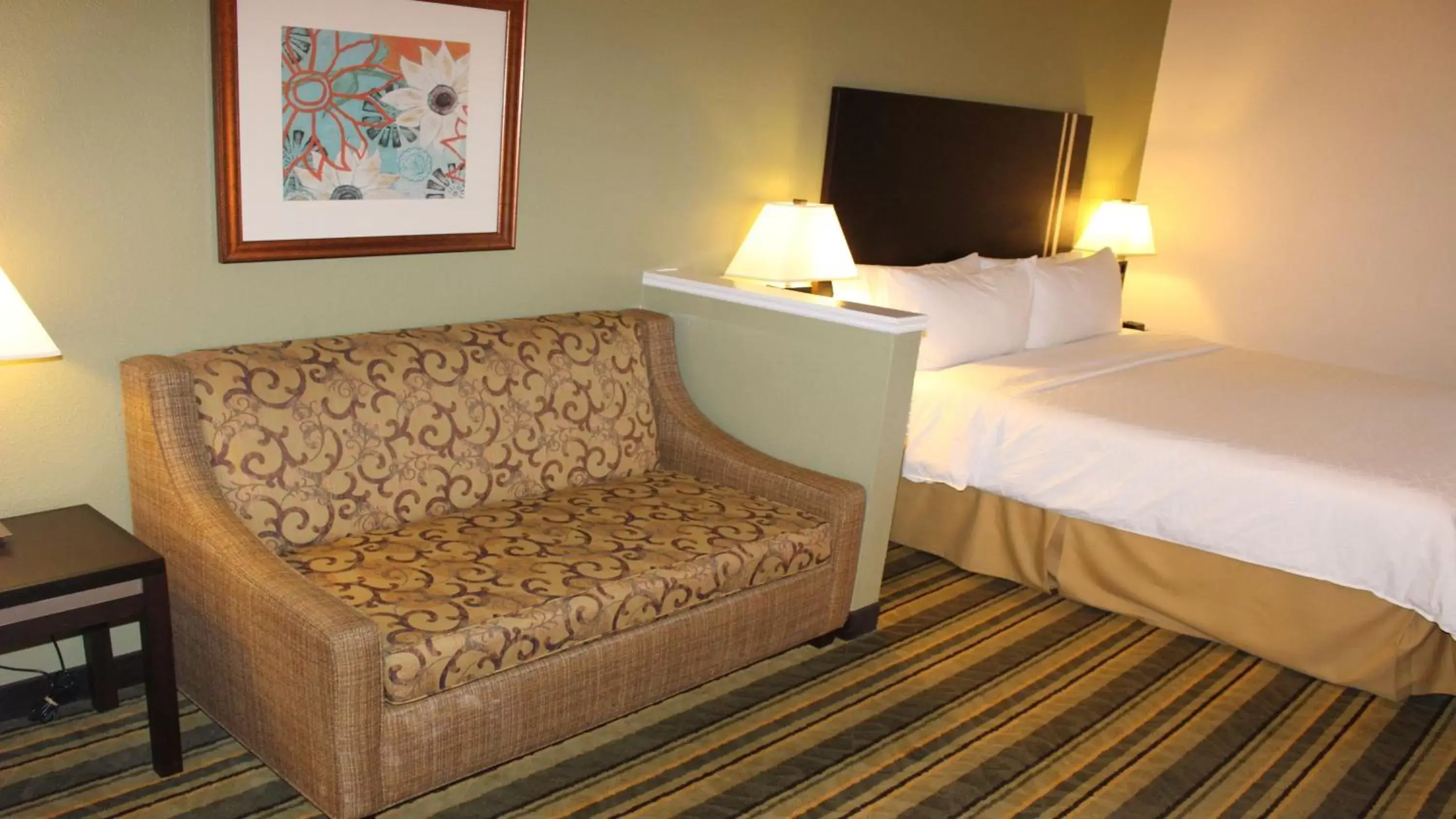 Living room, Bed in Holiday Inn Express Berkeley, an IHG Hotel Living room, Bed in Holiday Inn Express Berkeley, an IHG Hotel