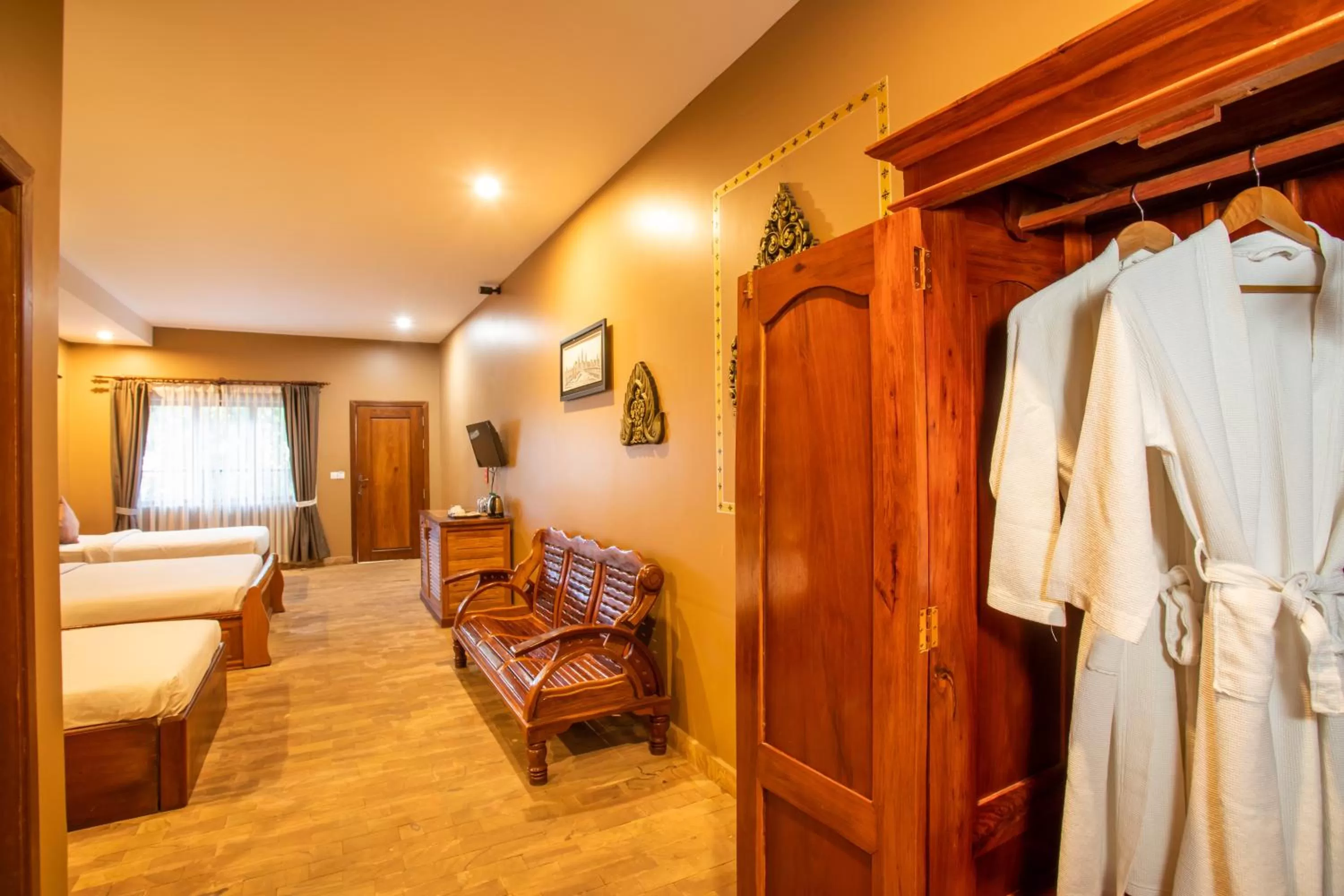 wardrobe, Bed in Samnak Lounge