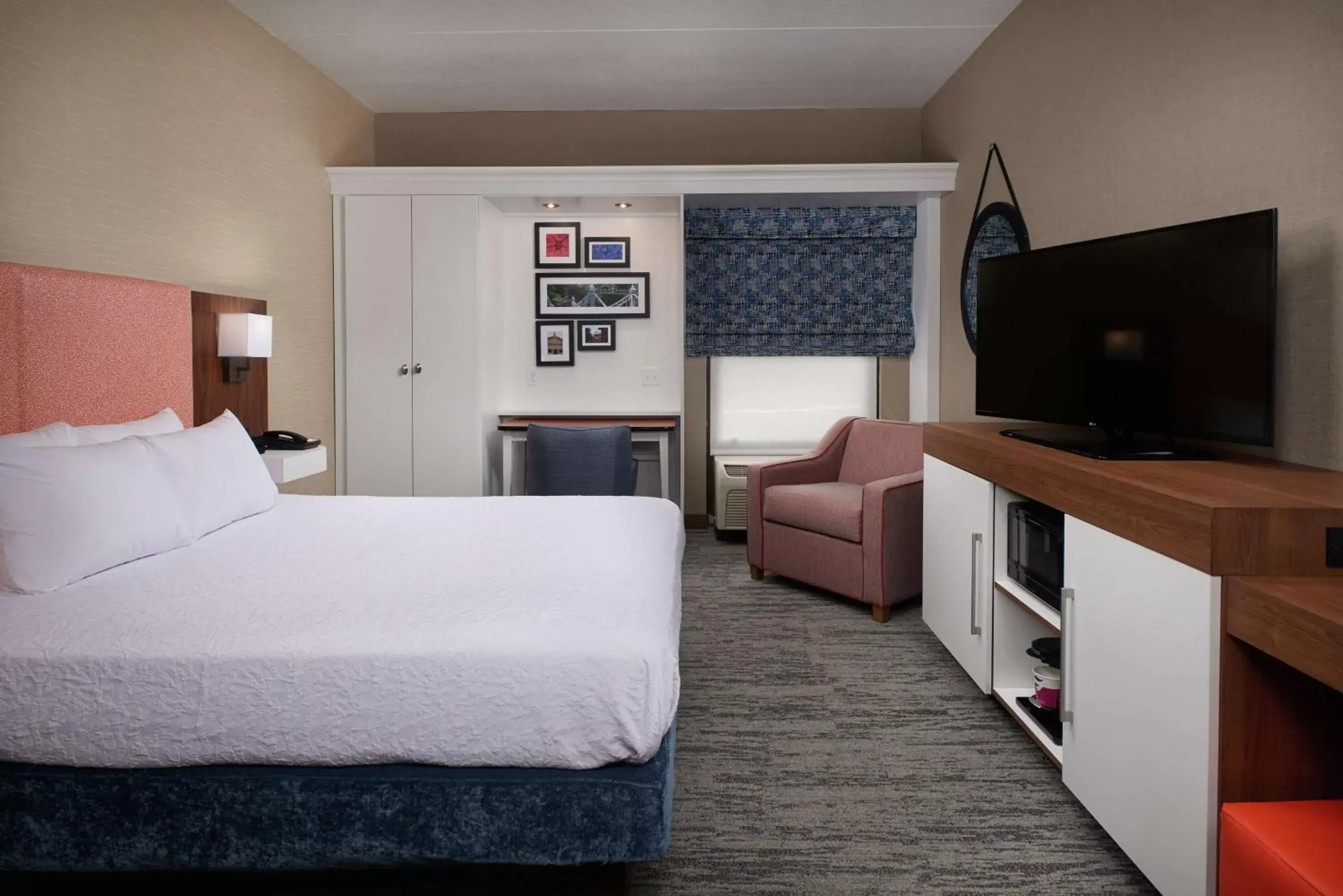 Bedroom, Bed in Hampton Inn Youngstown West