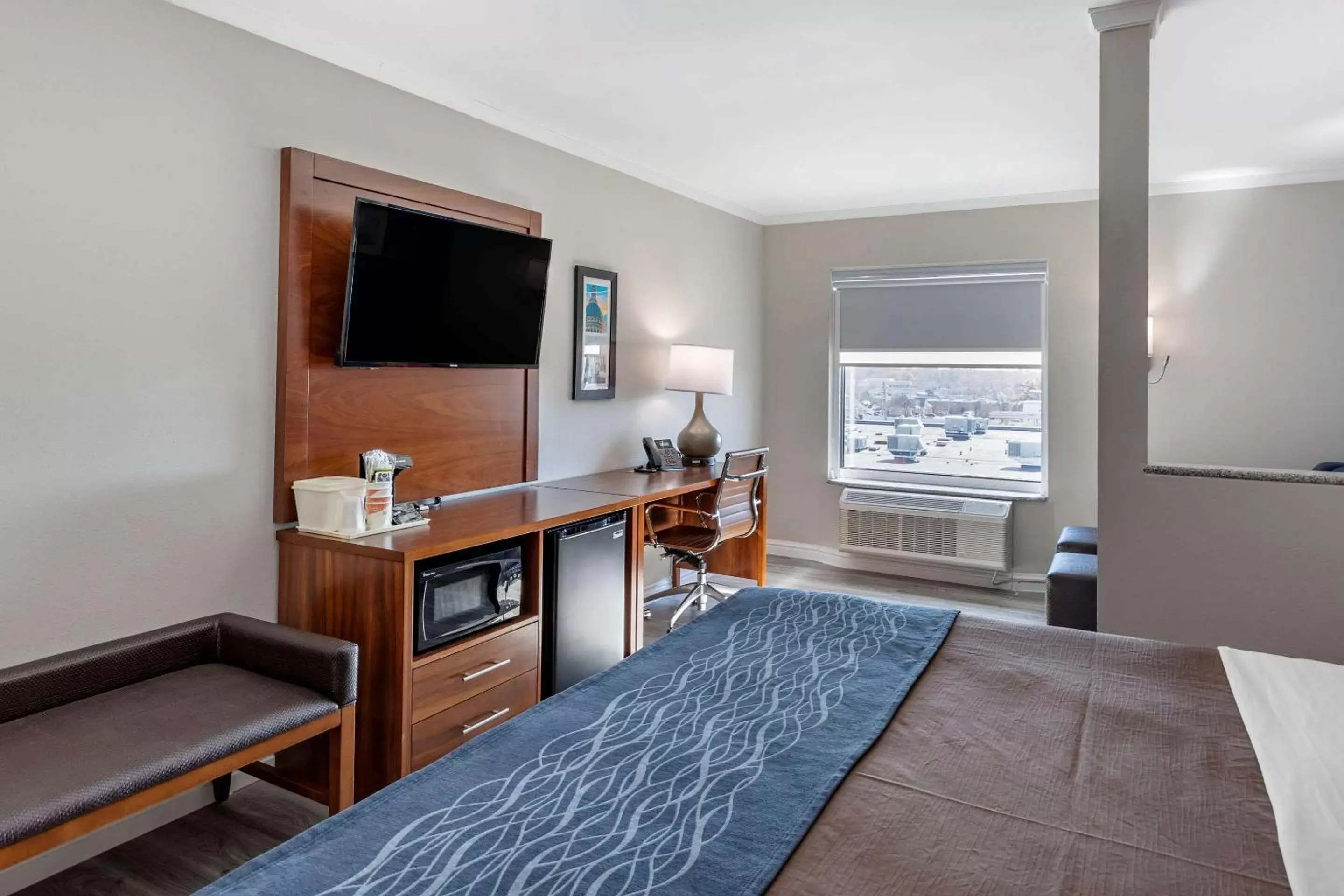 Bedroom, TV/Entertainment Center in Comfort Suites St Louis - Sunset Hills