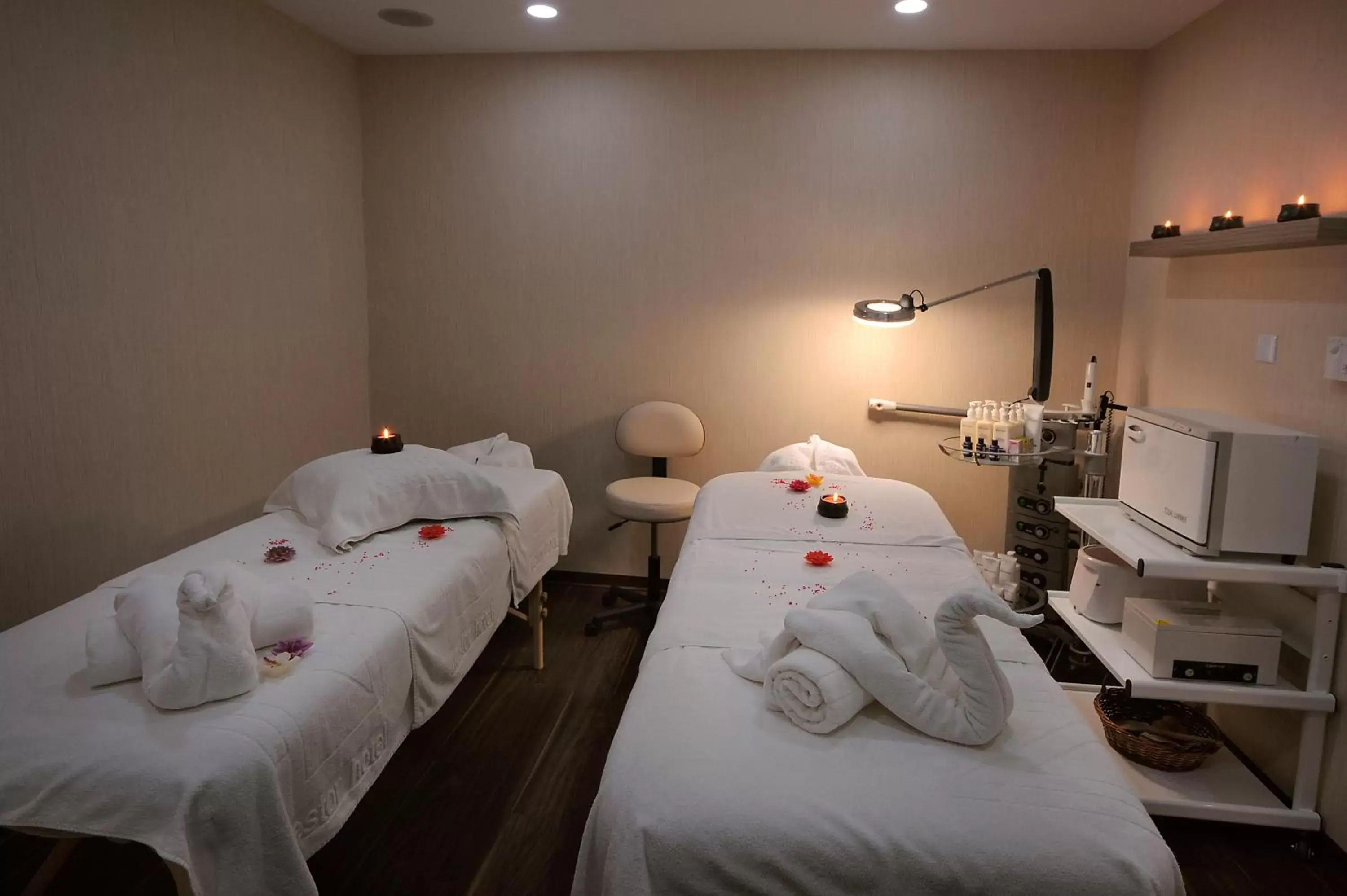 Massage, Bed in Nestor Hotel