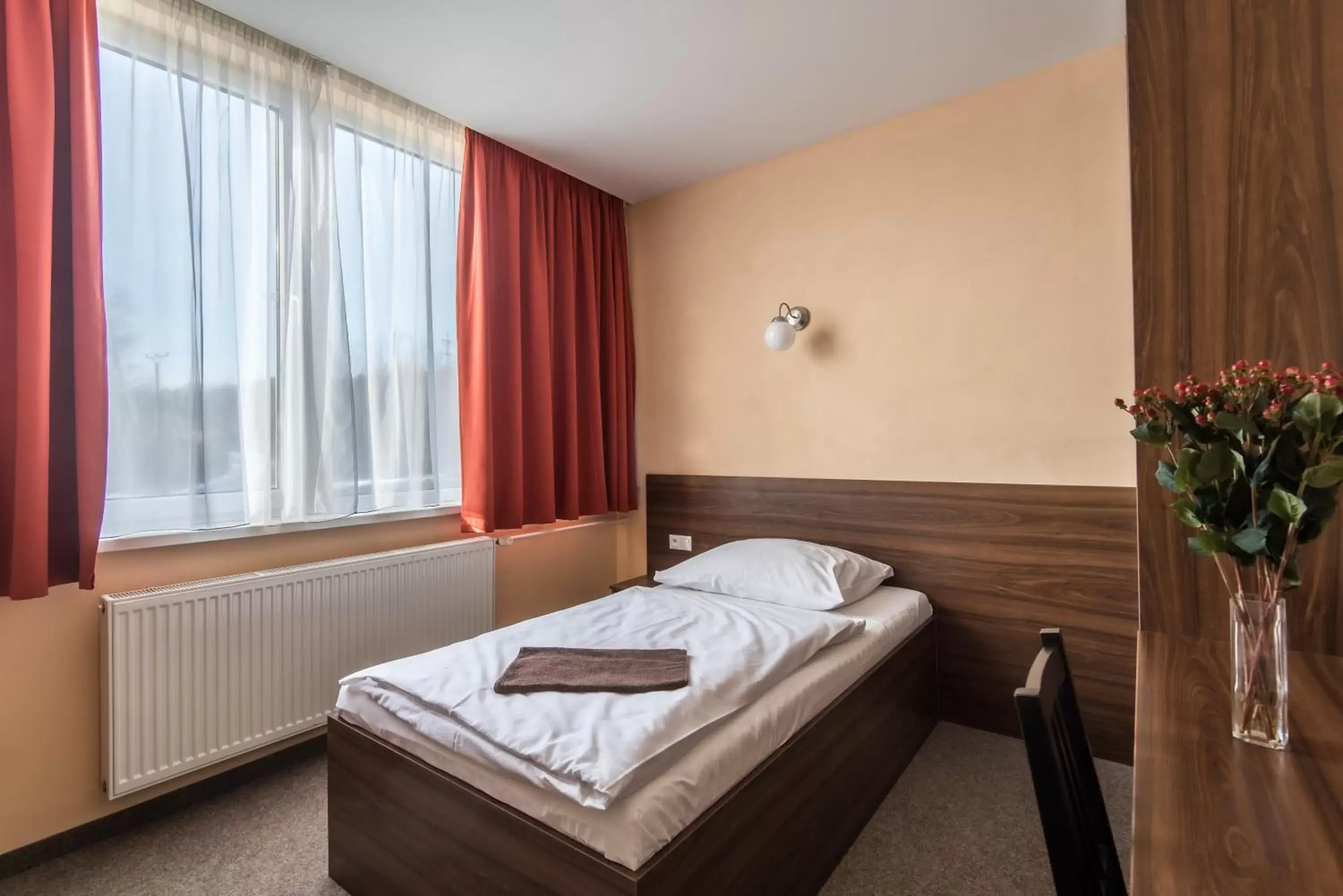 Single Room in City Hotel B&B, reception 24 7, 800m od-from R1, free parking Single Room in City Hotel B&B, reception 24 7, 800m od-from R1, free parking