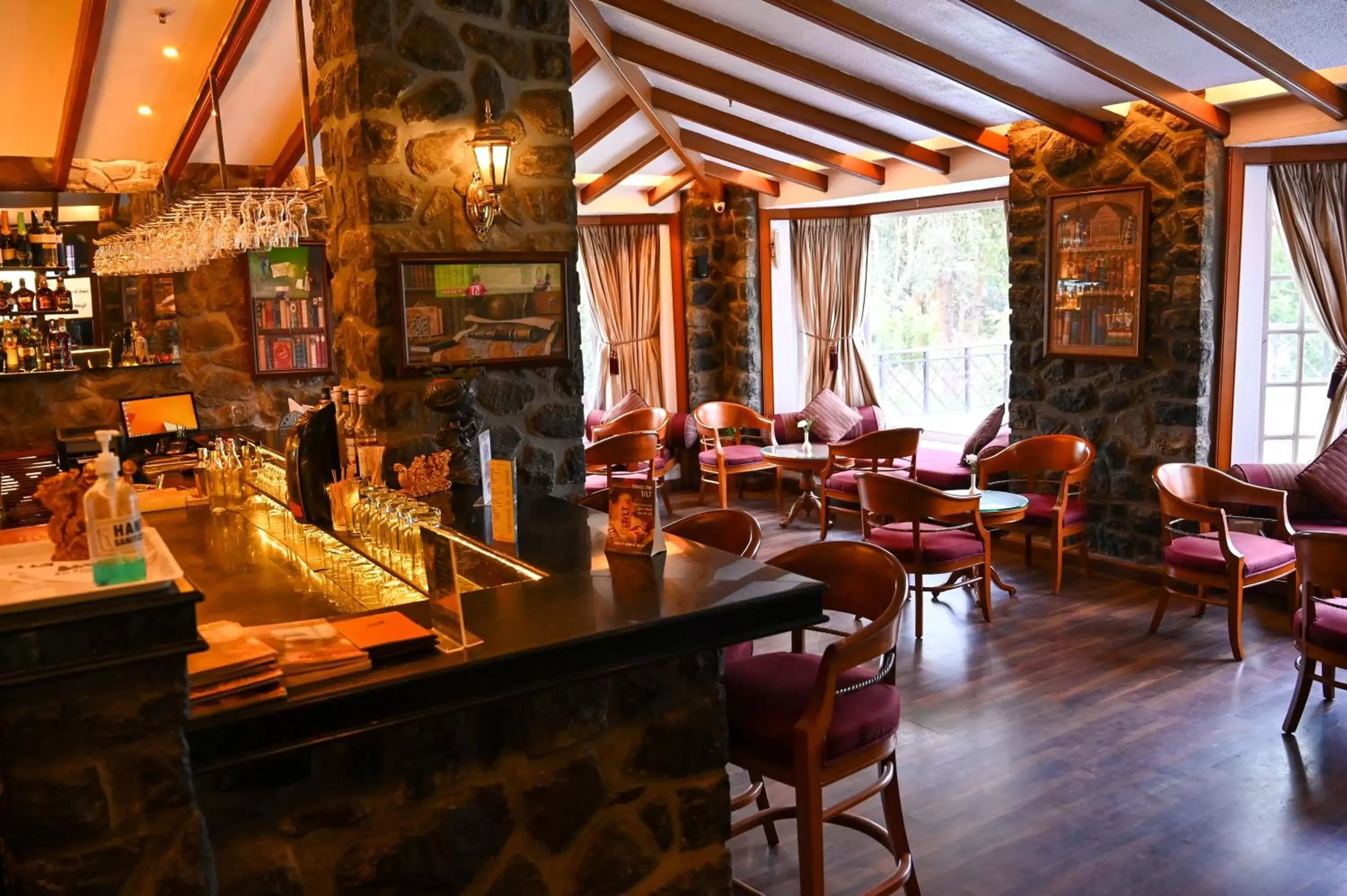 Lounge or bar, Restaurant/Places to Eat in The Carlton Kodaikanal