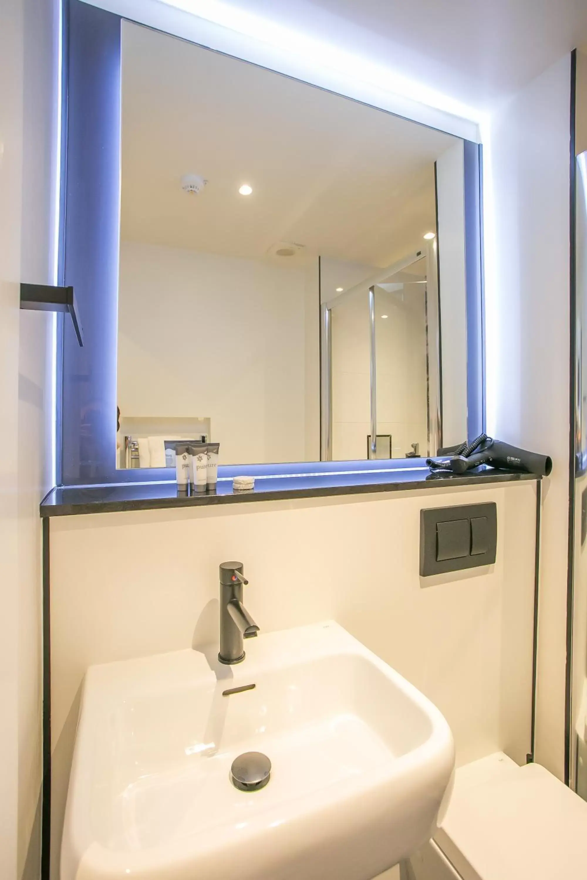 Bathroom in Grafton Street Studios by City Break Apartments