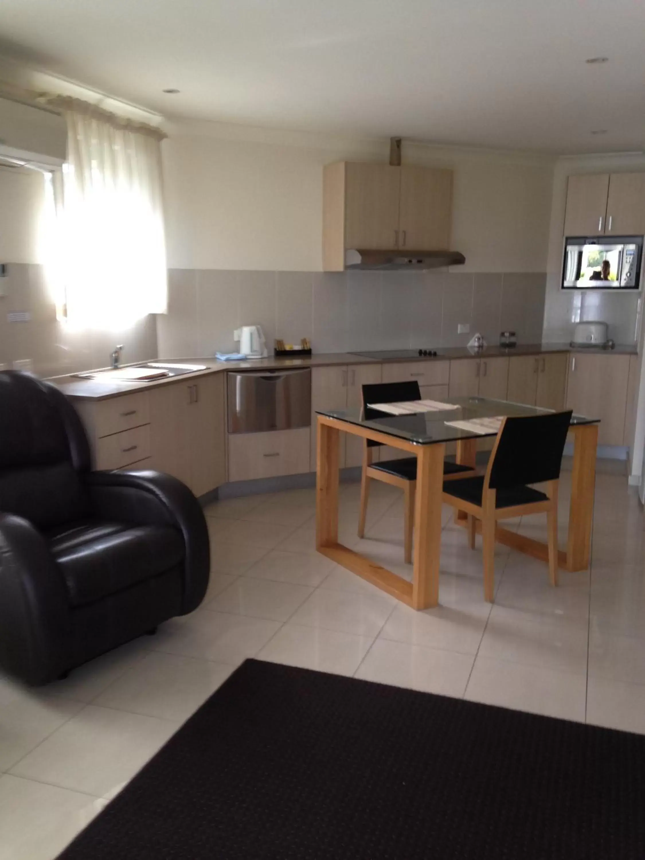 Day, Kitchen/Kitchenette in Francis Phillip Motor Inn and The Lodge