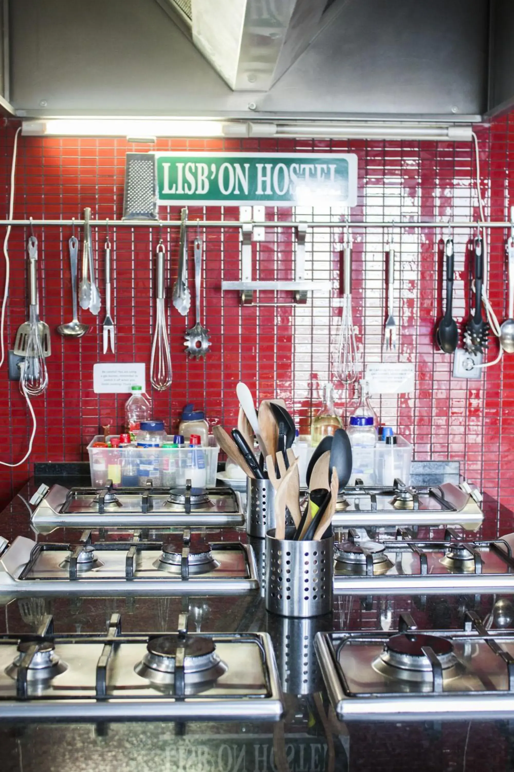 Kitchen or kitchenette, Restaurant/Places to Eat in Lisb'on Hostel