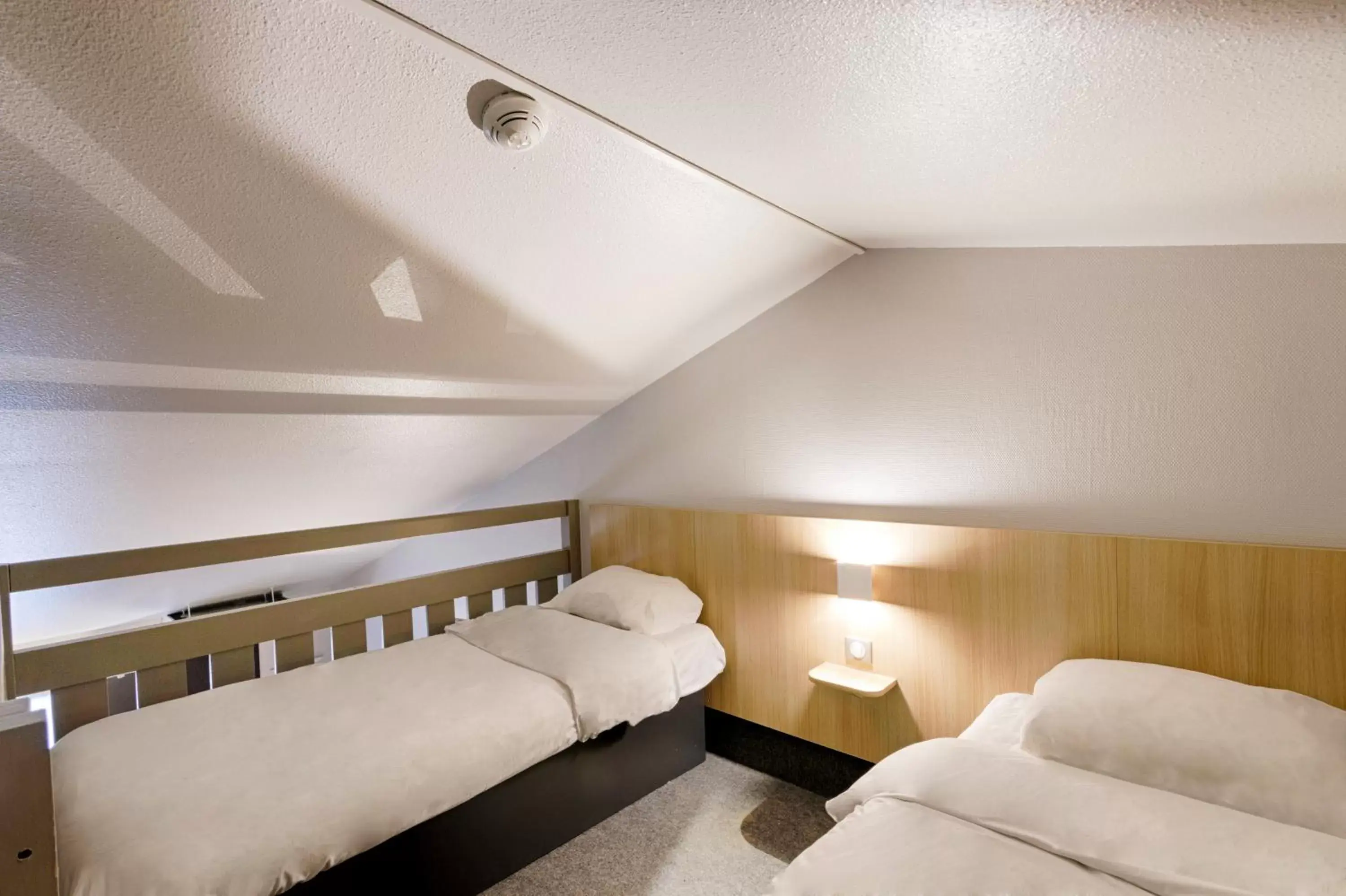 Bedroom, Bed in B&B HOTEL Rouen Parc des Expos Zénith