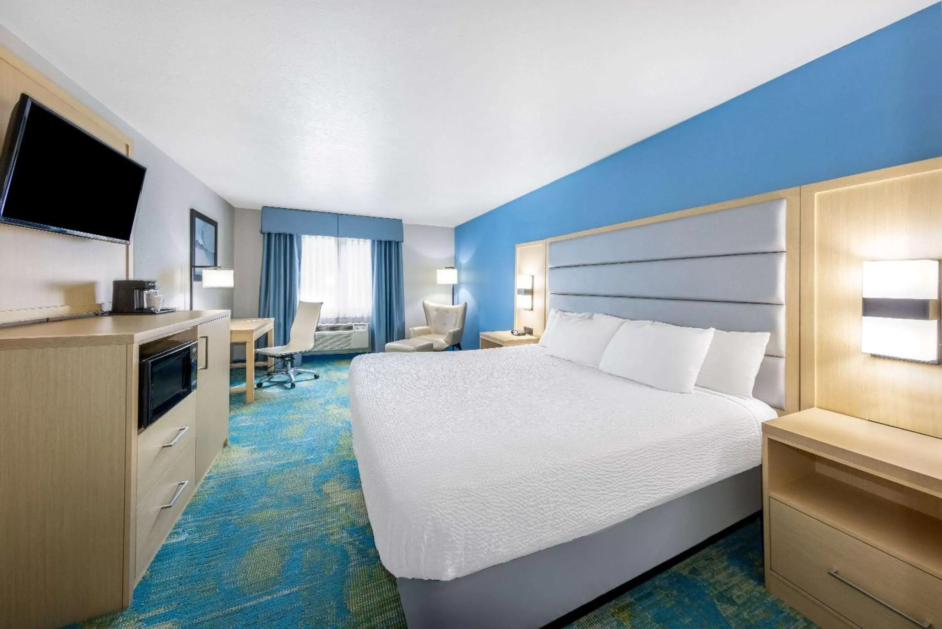 Photo of the whole room, Bed in Days Inn by Wyndham Springville