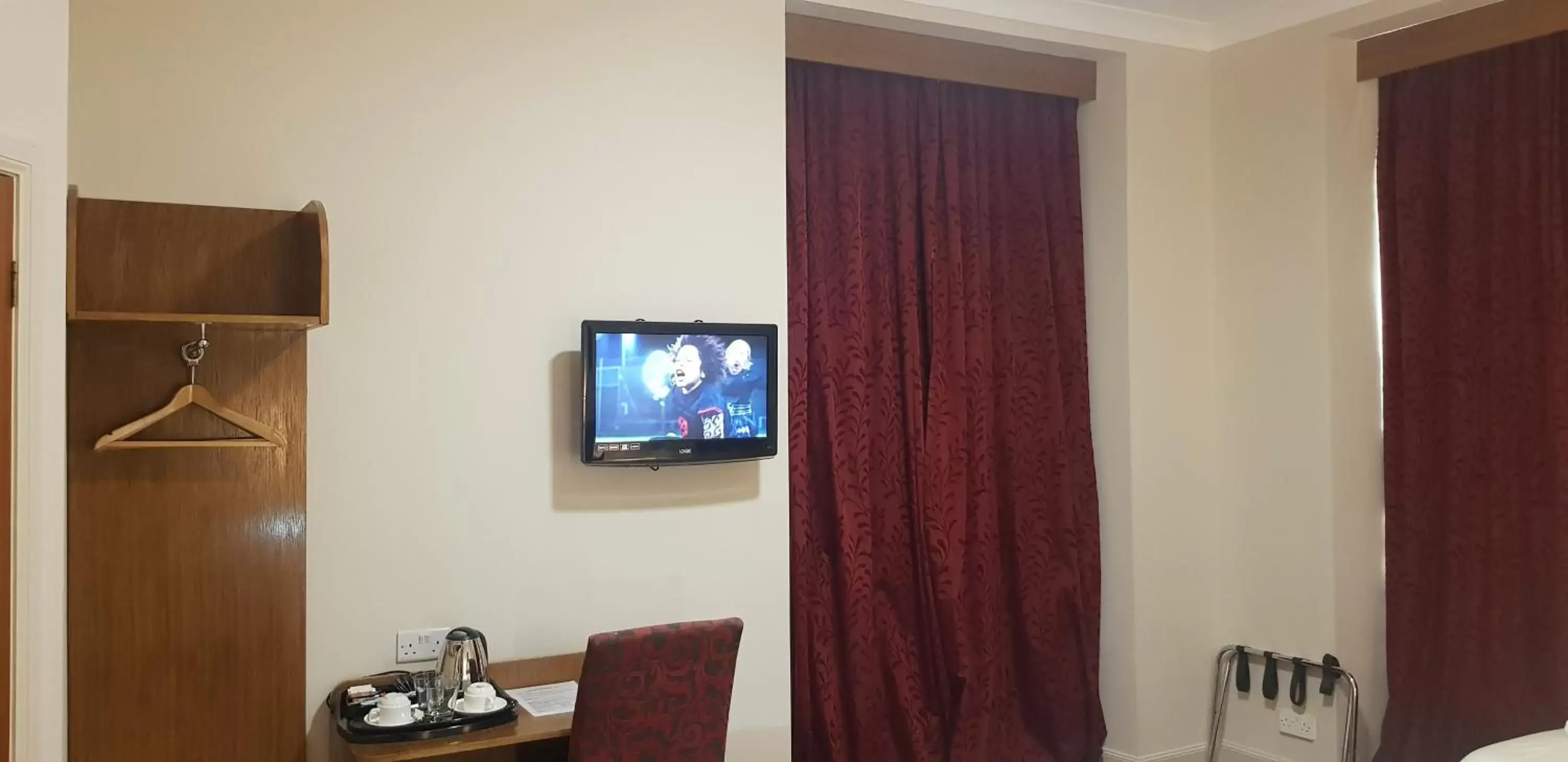 TV and multimedia, TV/Entertainment Center in Aberdeen House Hotel