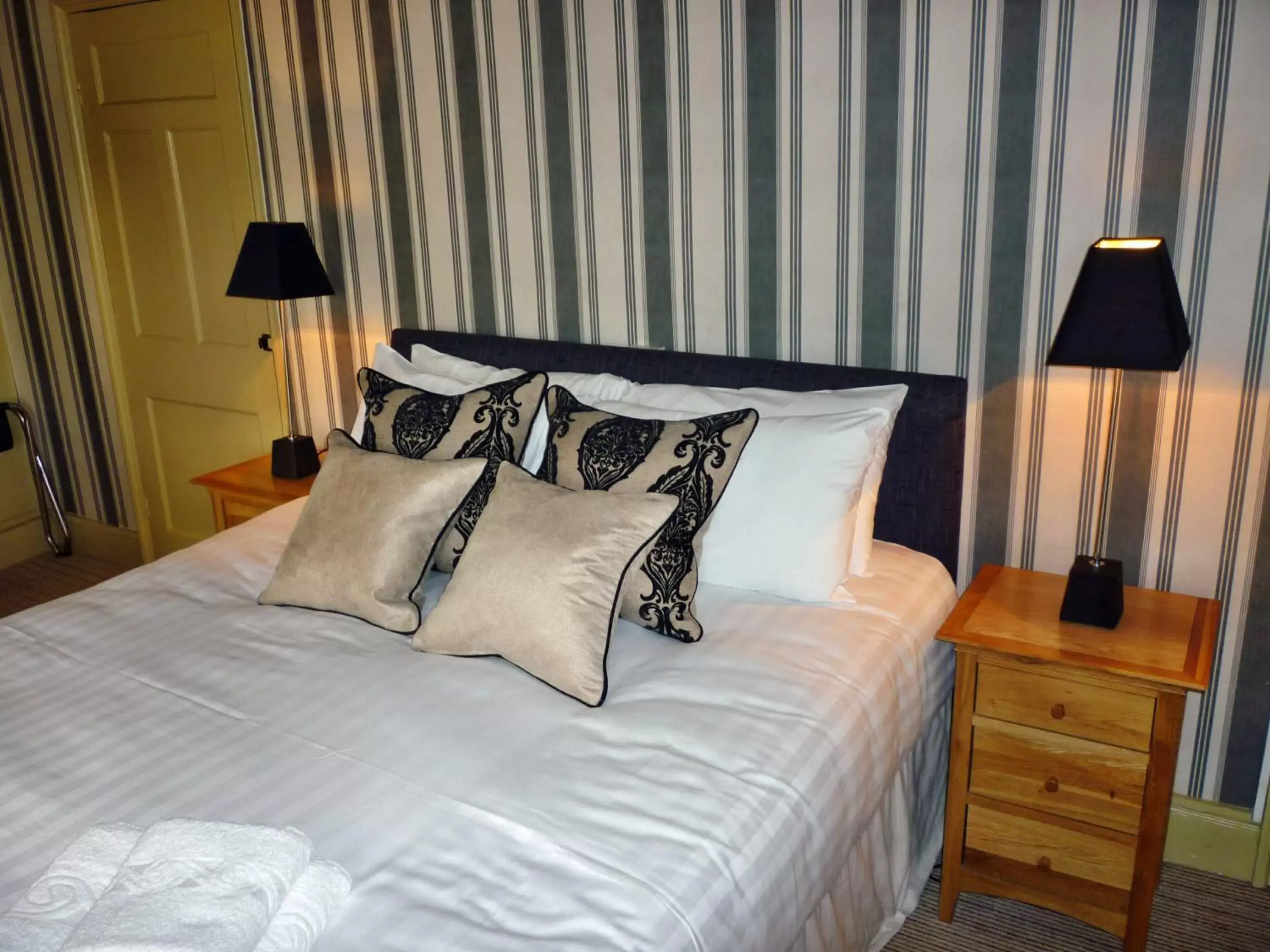 Bed in Royal Oak Inn