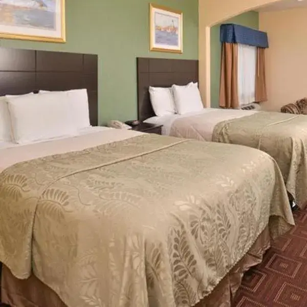 Bed in Americas Best Value Inn-Baytown